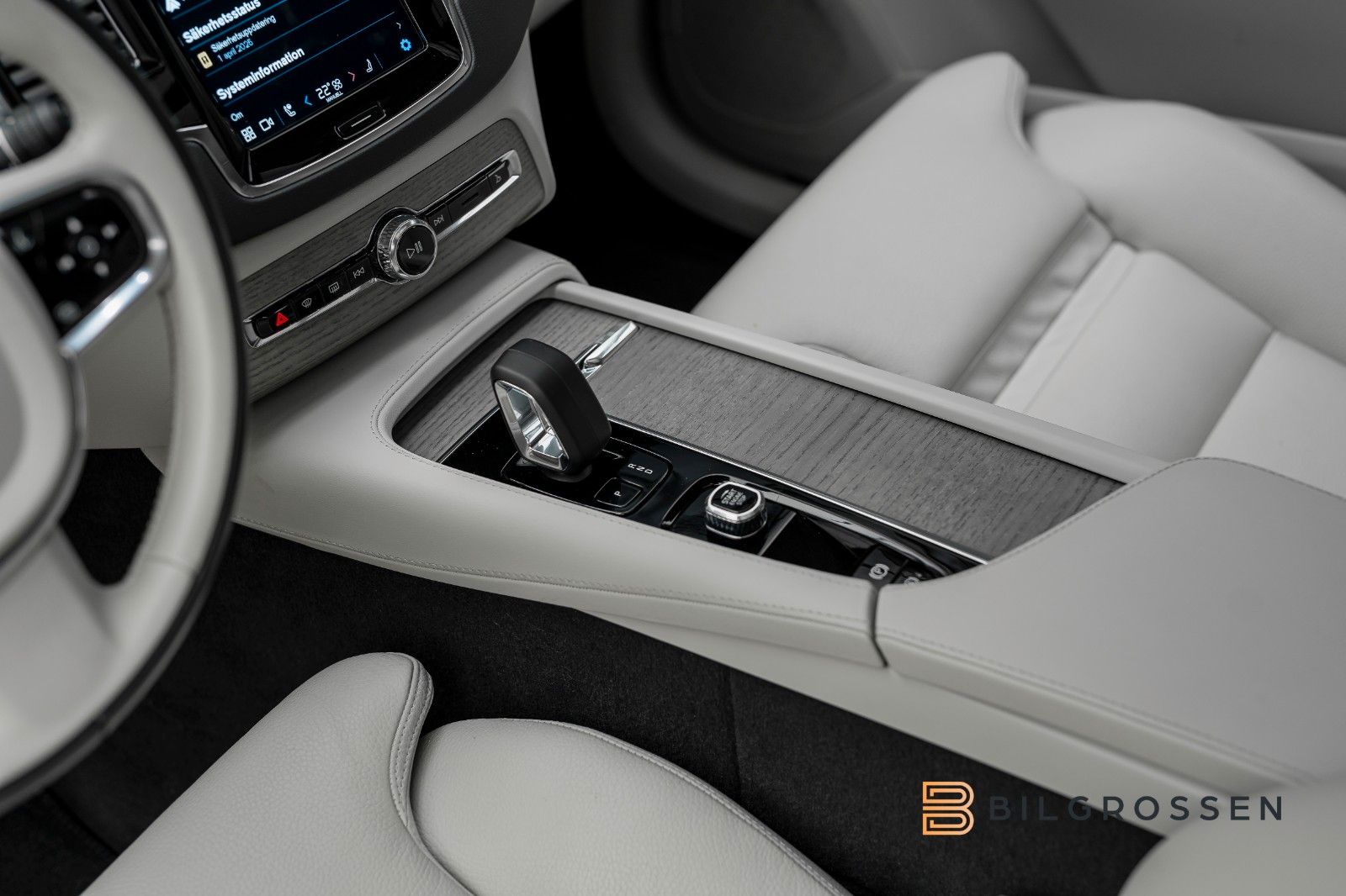 Volvo XC90 T8 Recharge Ultimate Dark B&W Pano HUD