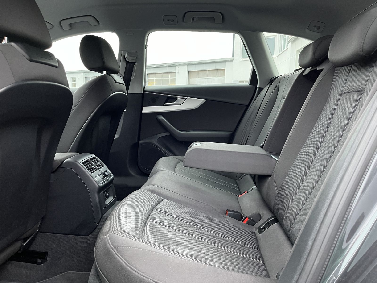 Audi A4 Avant 35 2.0 TDI S tronic advanced - Samsaru's Car Outlet
