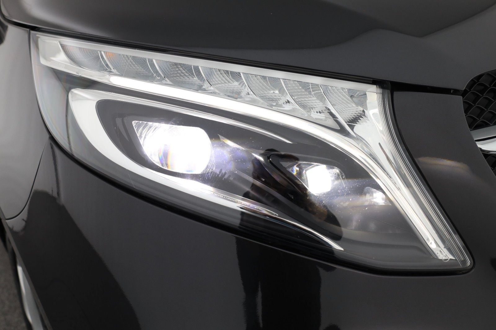 Mercedes-Benz V 220d lang - Samsaru's Car Outlet