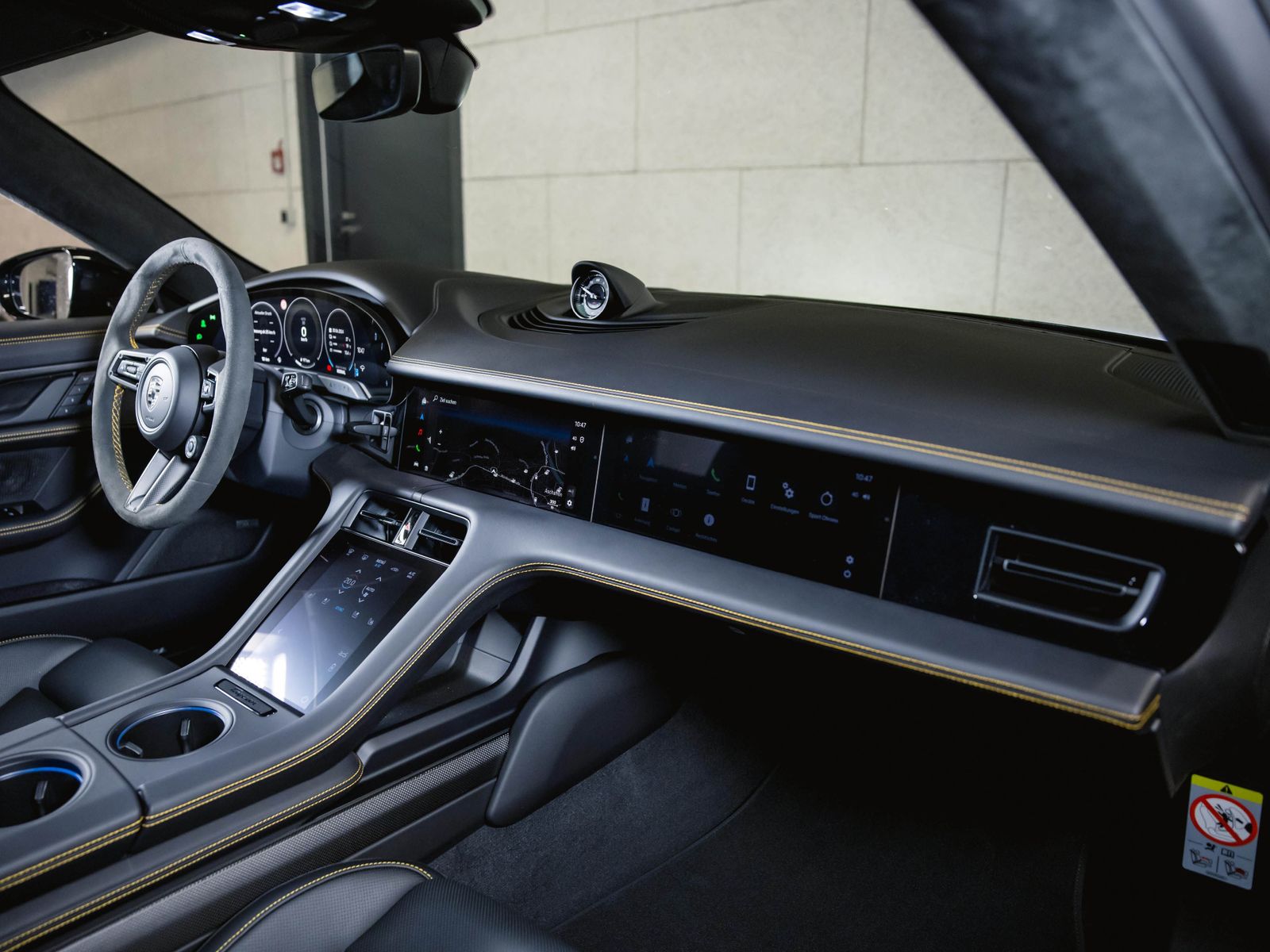Porsche Taycan Turbo Sport Turismo SportDesign Paket
