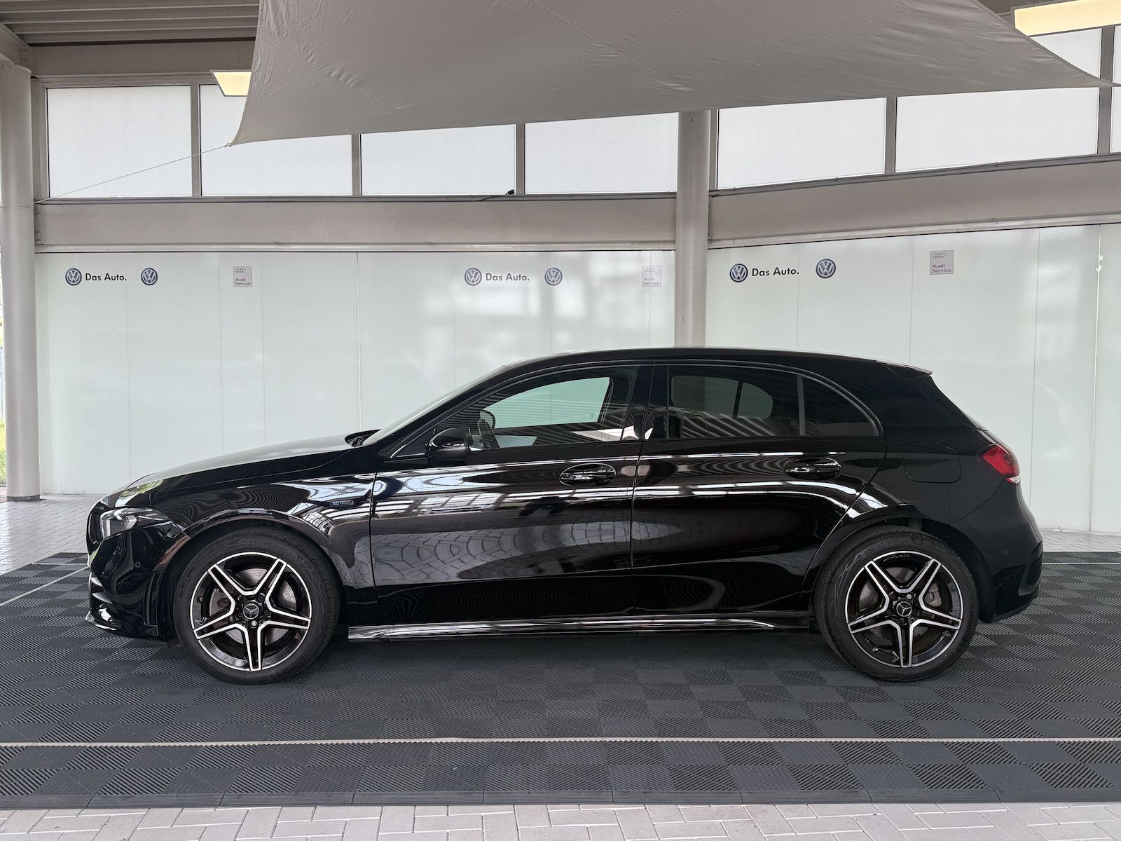 Mercedes-Benz A 250 e AMG-LINE - Samsaru's Car Outlet