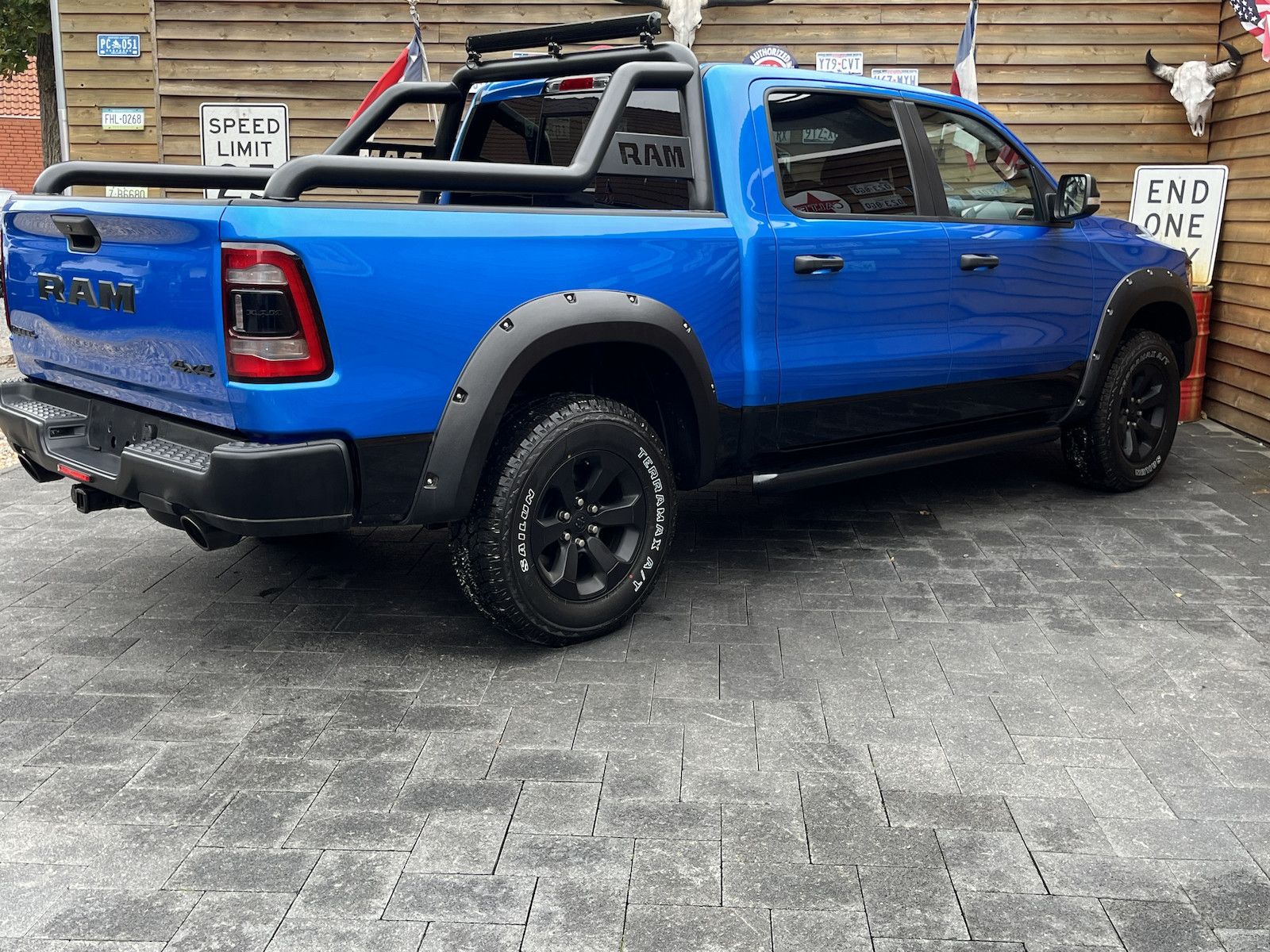 Dodge RAM 1500 REBEL 4x4 LPG AHK 5,7L LED Rollbar