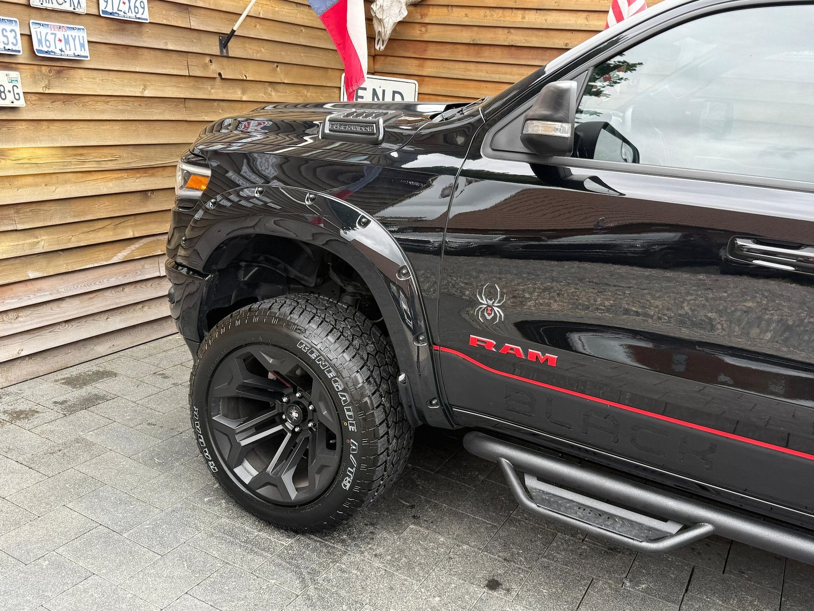 Dodge RAM 1500 6´´ BLACK WIDOW 5.7L 12´´ LED