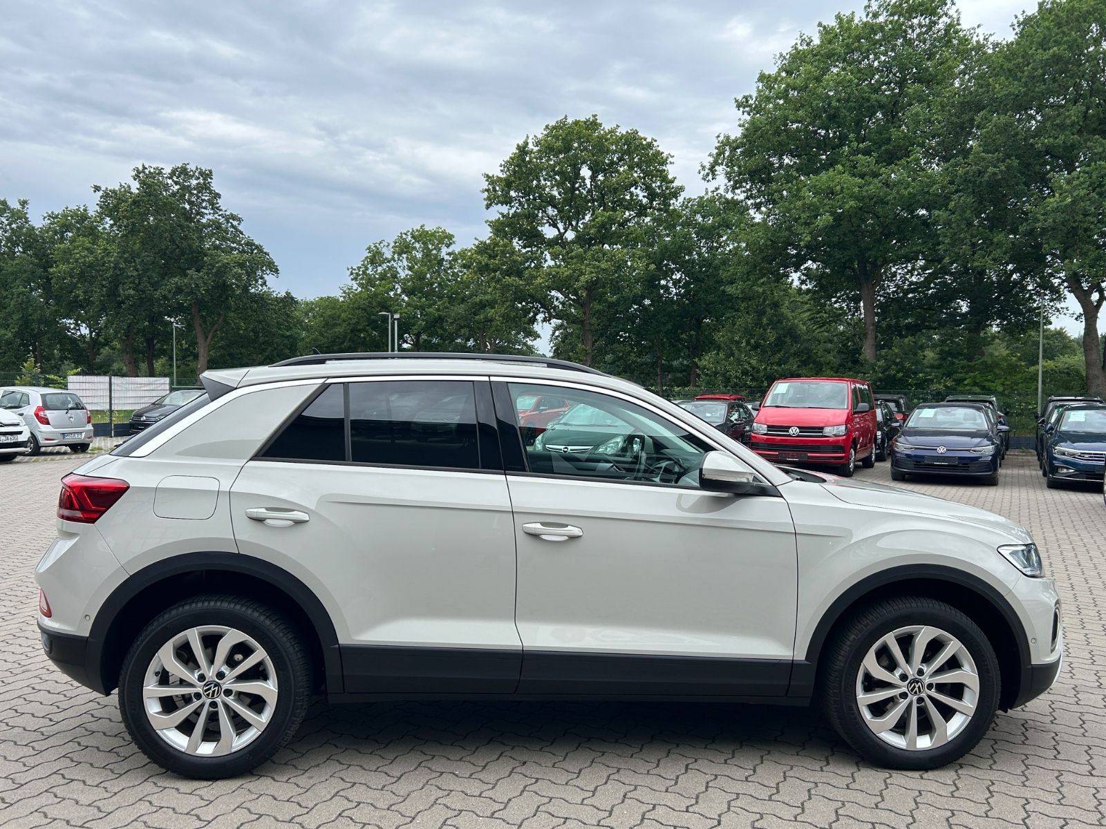 Volkswagen T-Roc 1.0 TSI Life - Samsaru's Car Outlet