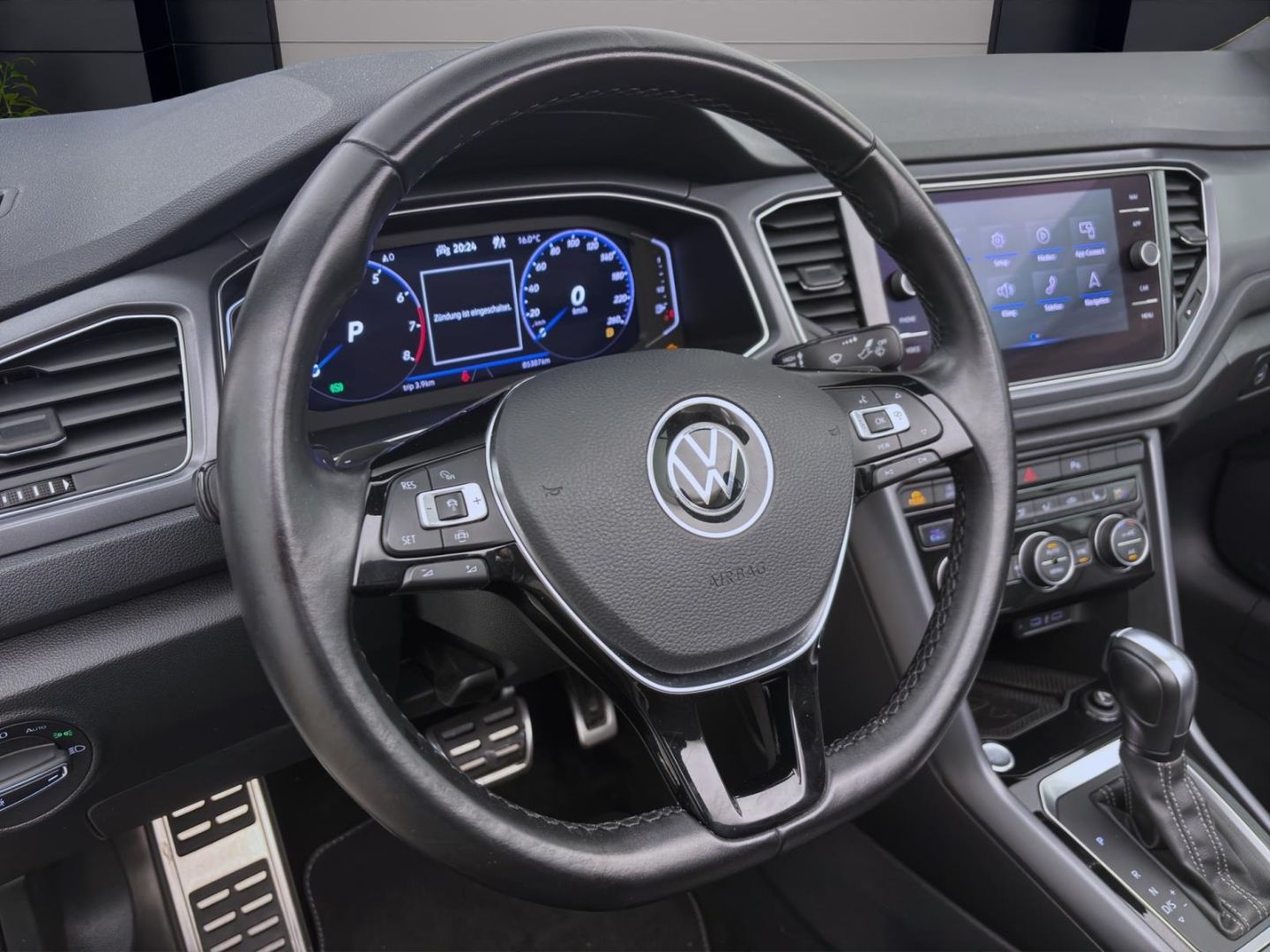 Volkswagen T-Roc 1.5 TSI DSG R-LINE - Samsaru's Car Outlet