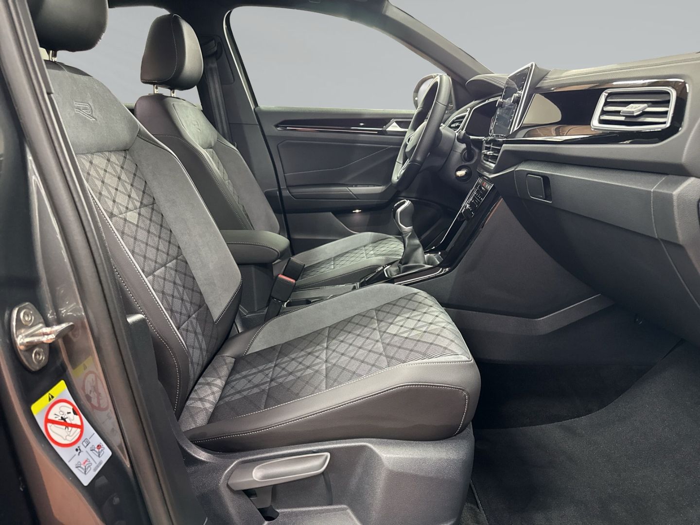 Volkswagen T-Roc 1.0 TSI R-Line - Samsaru's Car Outlet