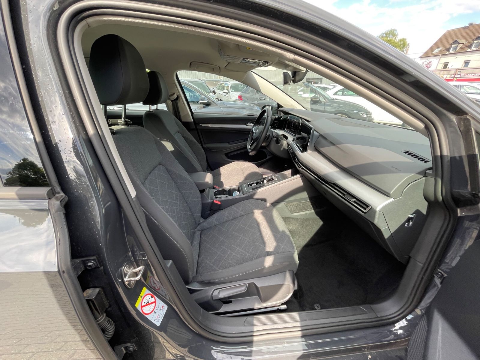 Volkswagen Golf VIII Life eTSI - Samsaru's Car Outlet
