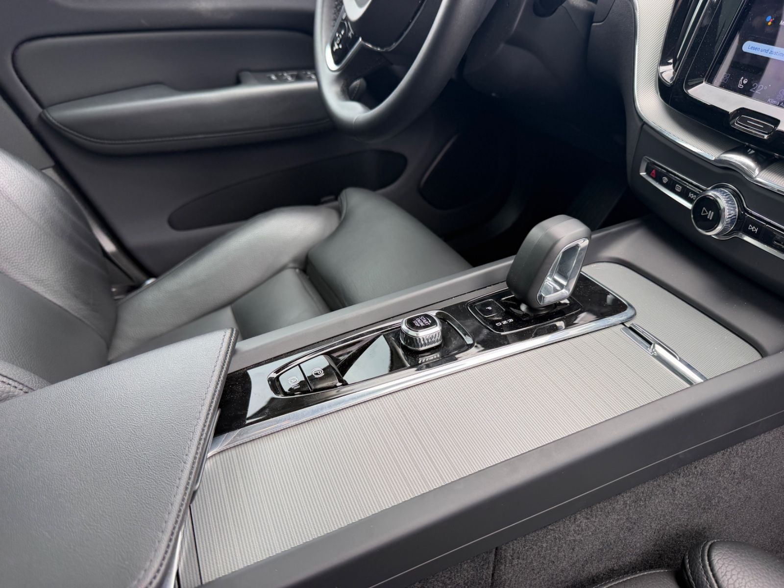 Volvo XC60 T8 Ultimate Dark Recharge HEICO V-Max offen