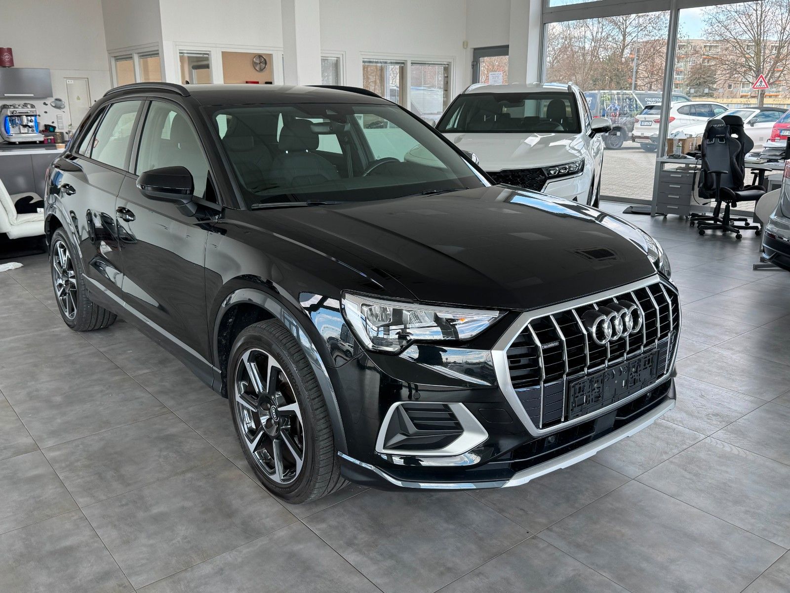 Audi Q3 45TFSI qu S tronic - Samsaru's Car Outlet