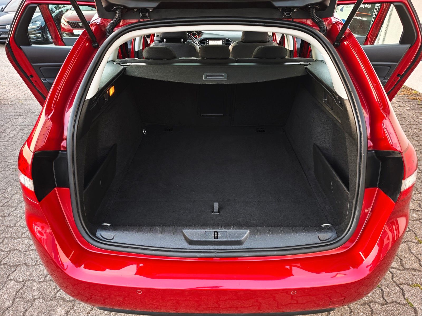 Peugeot 308 BlueHDi 130 EAT6 Allure - Samsaru's Car Outlet