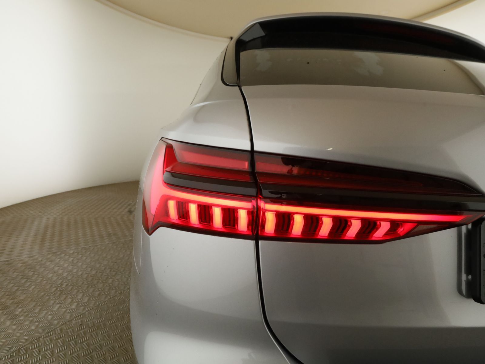 Audi A6 Avant 55 TFSIe quattro Sport - Samsaru's Car Outlet