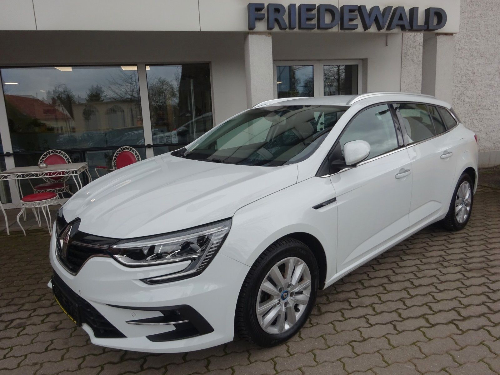Renault Megane Grandtour Zen E-Tech Plug-in Hybrid - Samsaru's Car Outlet