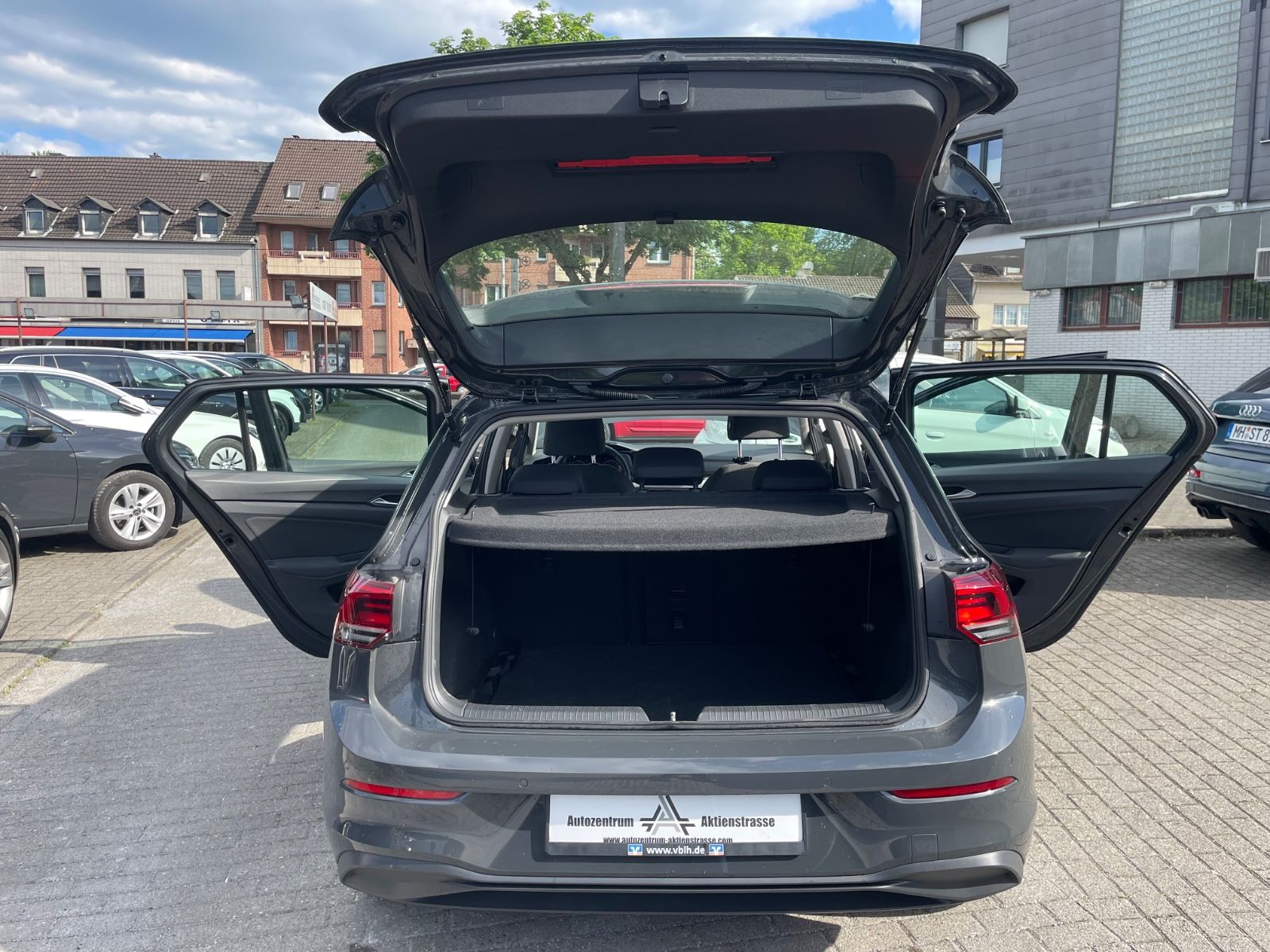 Volkswagen Golf VIII Life eTSI - Samsaru's Car Outlet