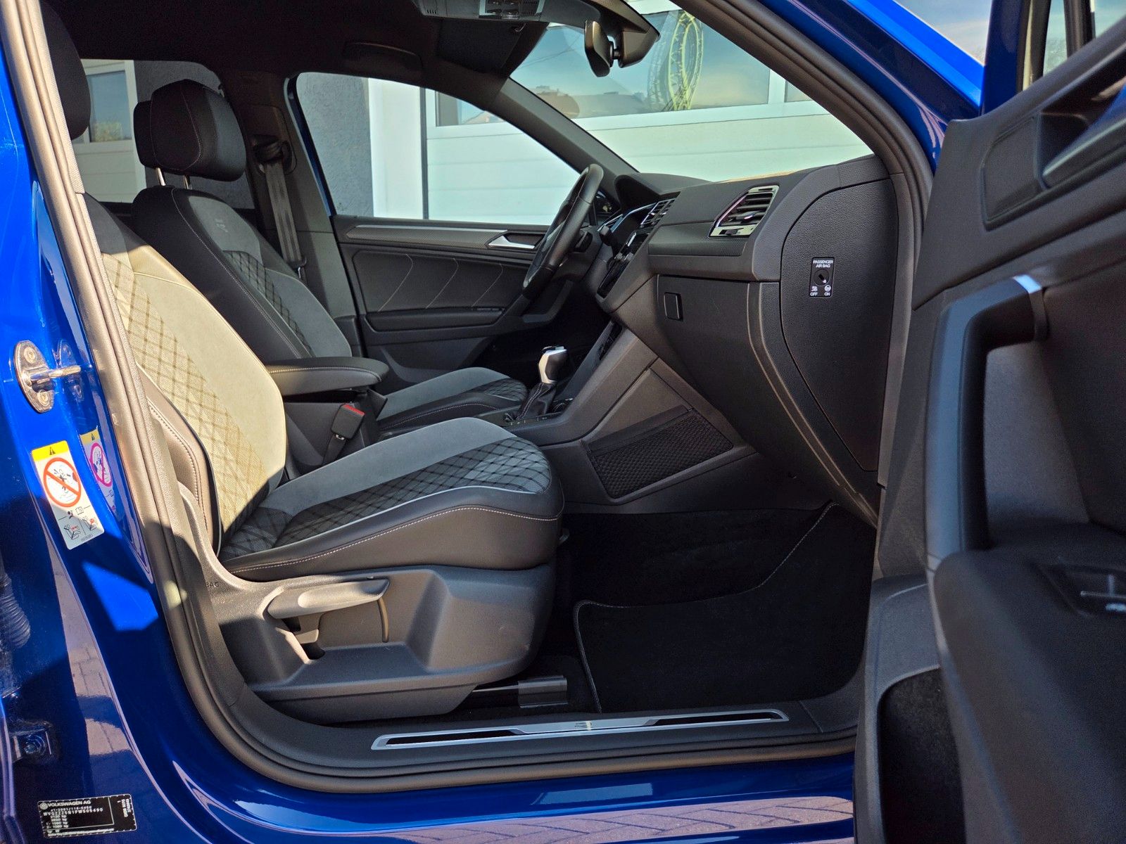 Volkswagen TIGUAN R-LINE Black - Samsaru's Car Outlet