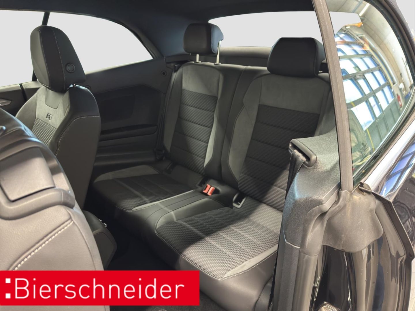 Volkswagen T-Roc 1.5 TSI DSG R-Line - Samsaru's Car Outlet