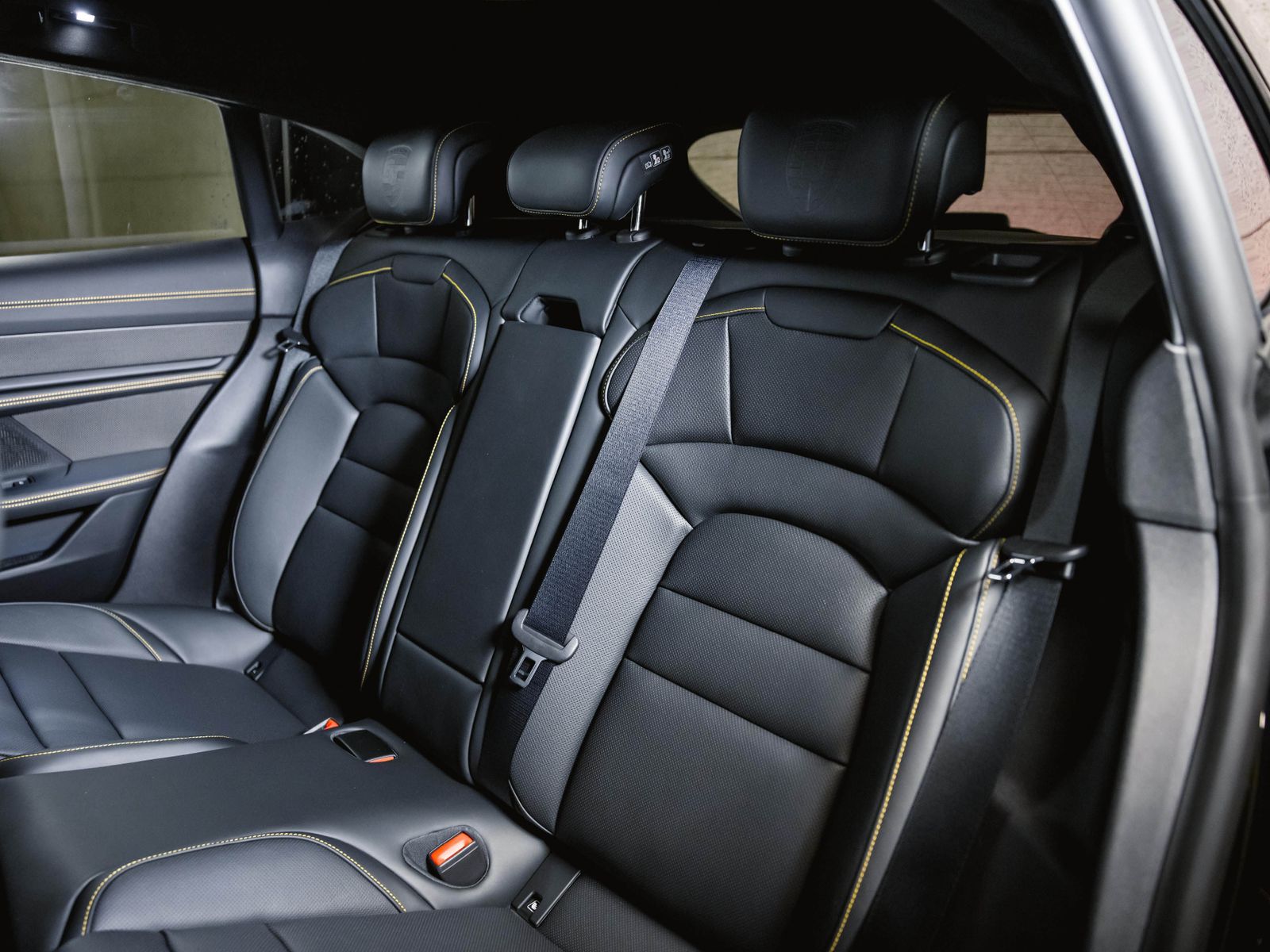 Porsche Taycan Turbo Sport Turismo SportDesign Paket