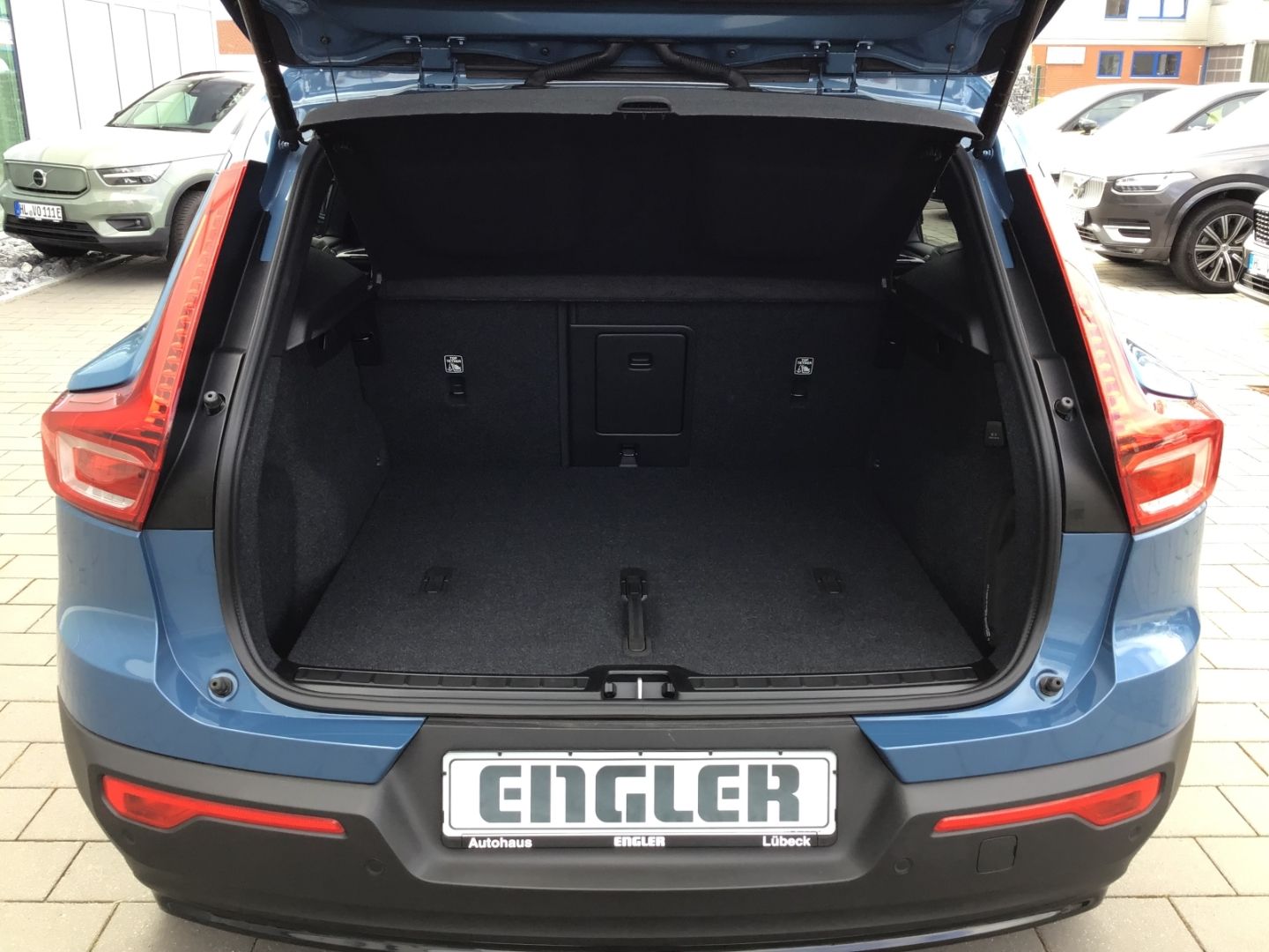 Volvo XC40 B3 Plus Dark - Samsaru's Car Outlet