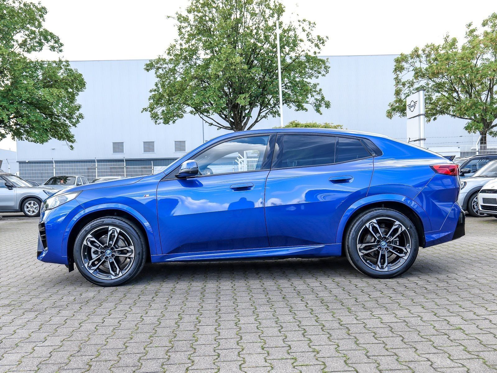 BMW iX2 xDrive30 M-Sportpaket+AHK+HUD+Memory-Sitz+AC