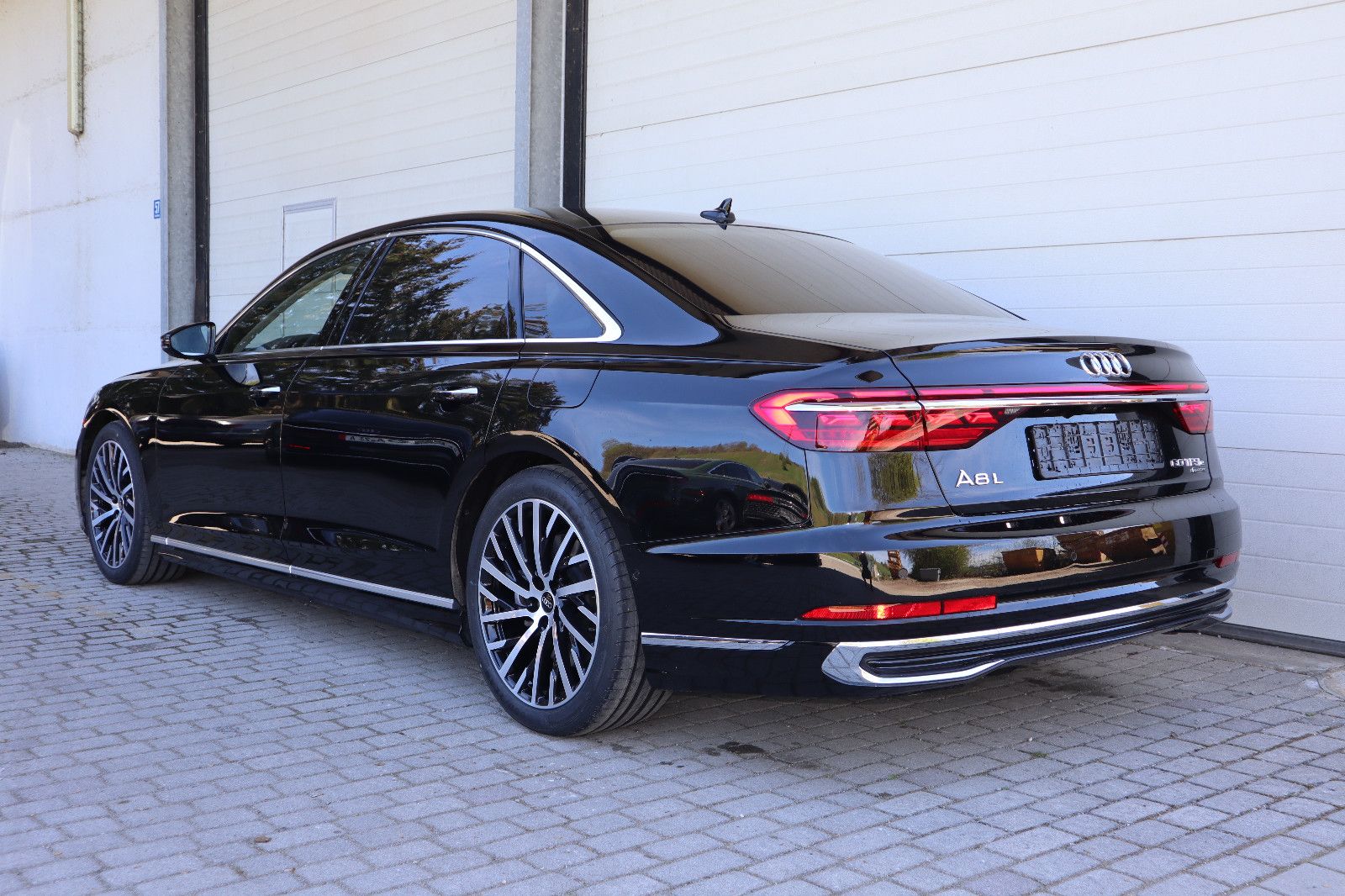 Audi A8L 60 TFSIe lang - Samsaru's Car Outlet
