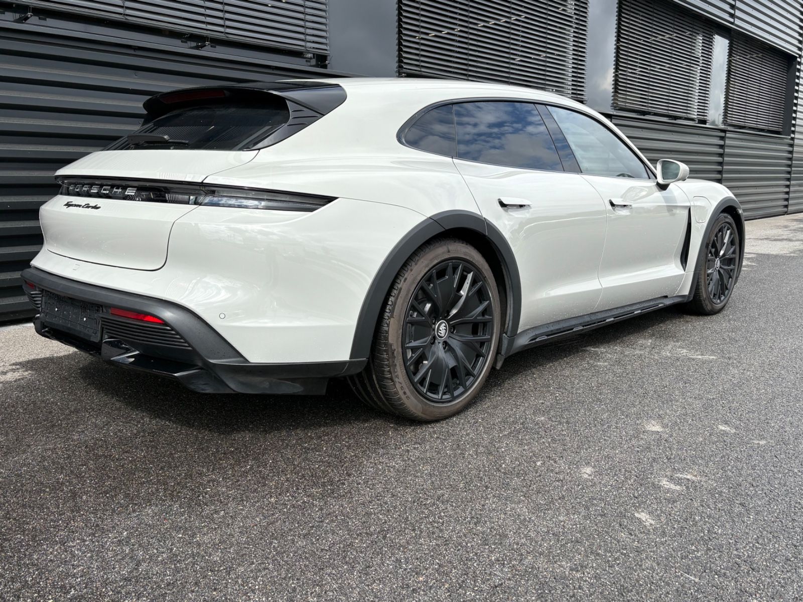 Porsche Taycan  Turbo  -Cross Turismo-1.HAND