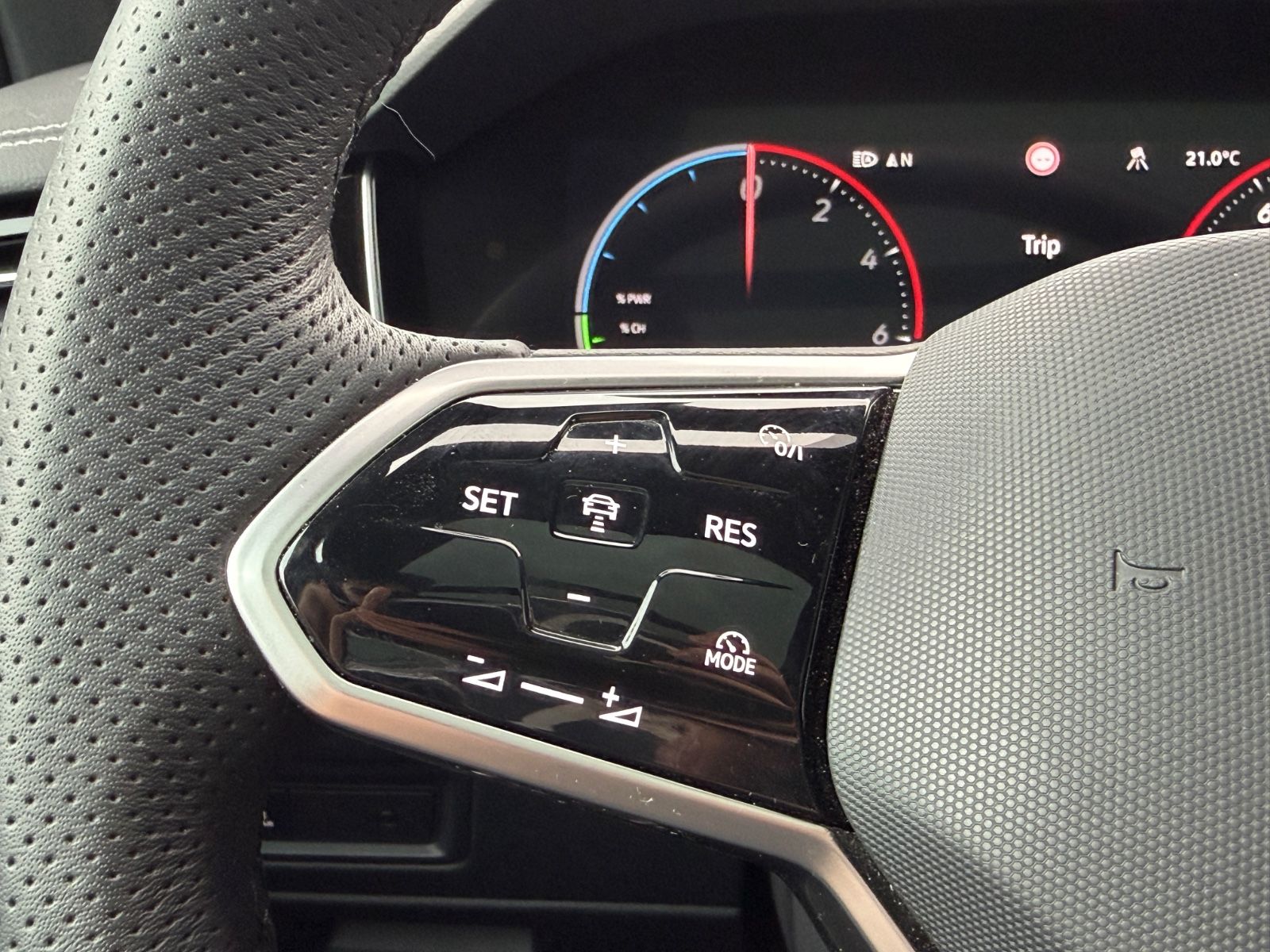 Volkswagen Touareg 3.0 TSI 4Motion R °NACHT°360°AHK°PANO°