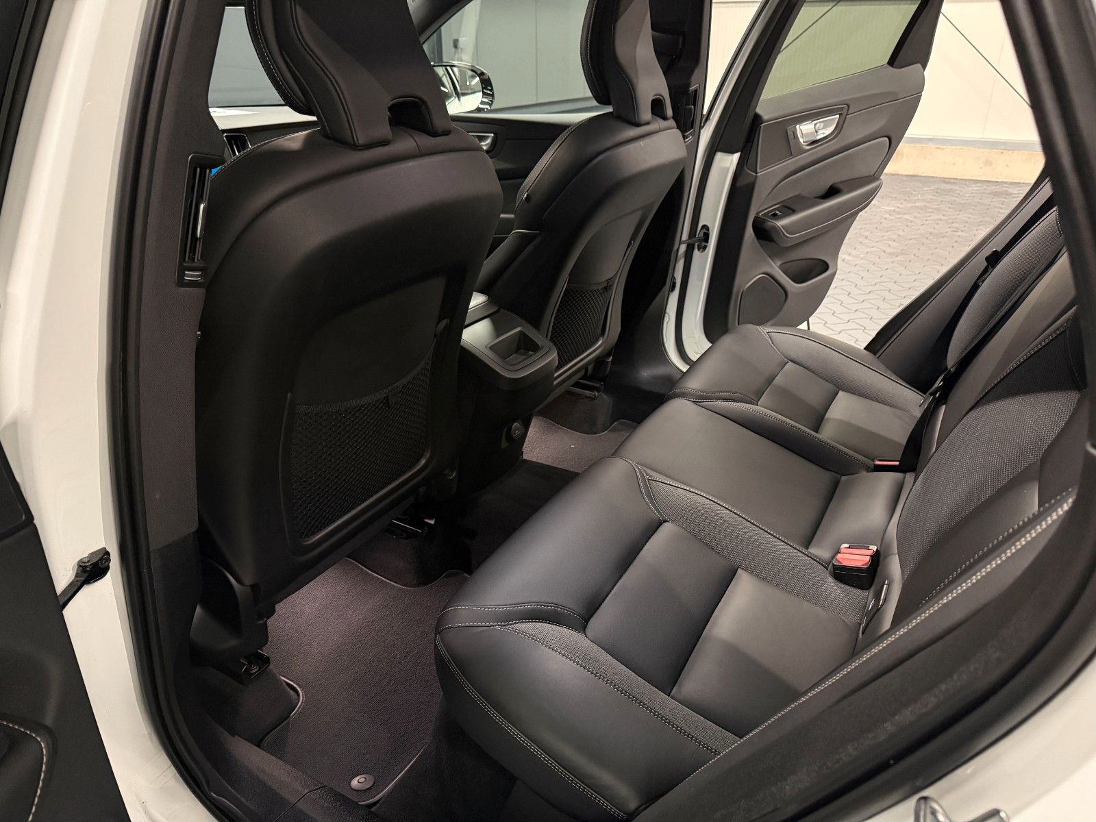 Volvo XC60 R-Design AWD *AHK*360*Standhzg*HIFI*