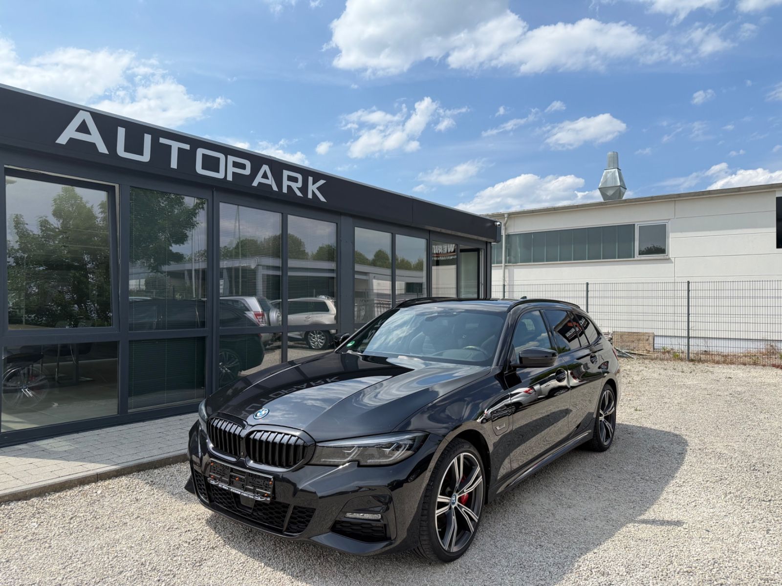 BMW 330 e xDrive M Sport - Samsaru's Car Outlet