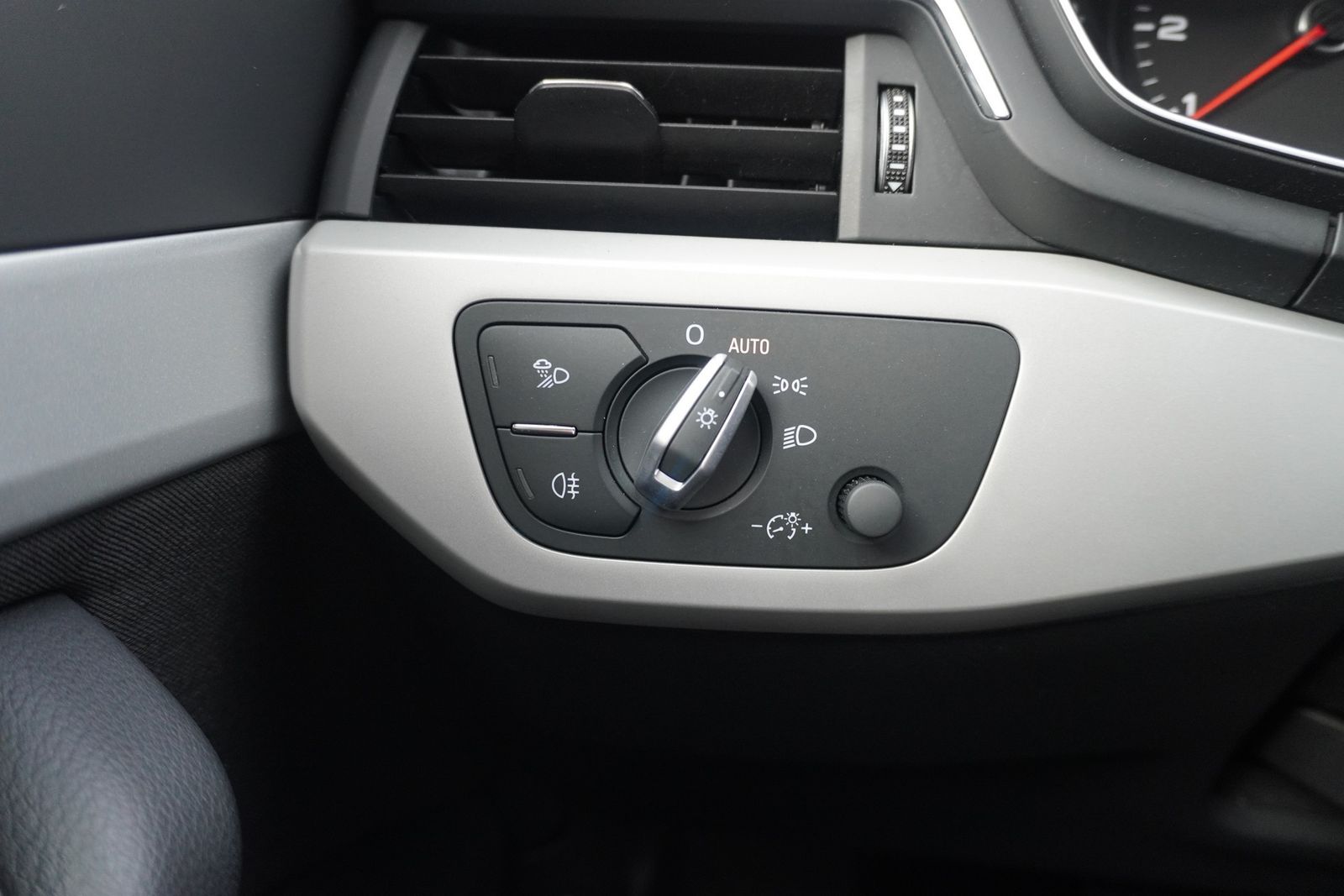 Audi A4 35 2.0 TFSI Avant - Samsaru's Car Outlet