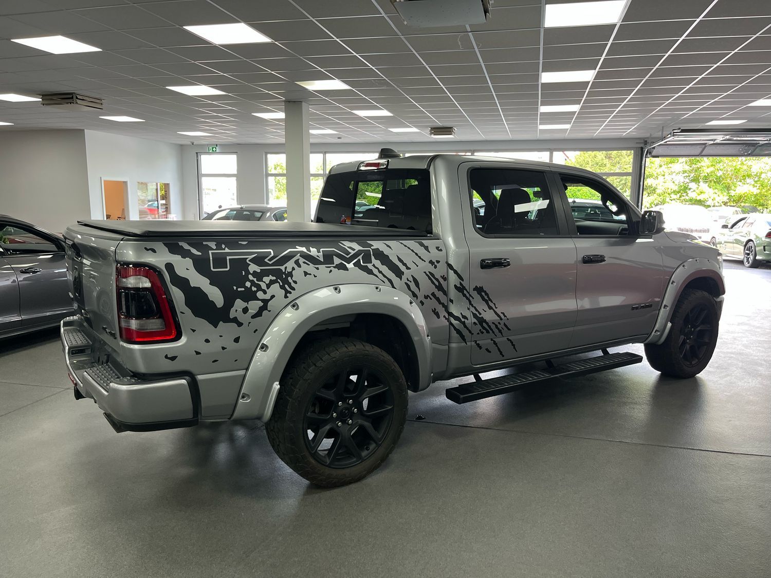 Dodge RAM 5,7l V8 *LARAMIE/12 Zoll Display/LED/AHK/SHZ