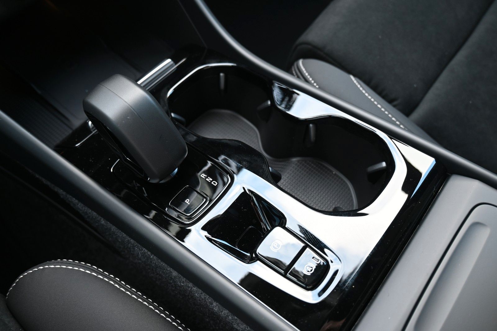 Volvo XC40 B4 DKG Plus Dark*FSHZG*360°*ACC*Allwetter