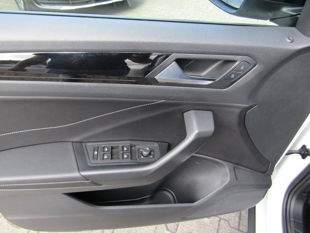 Volkswagen T-ROC R-Line 1.5 TSI DSG - Samsaru's Car Outlet