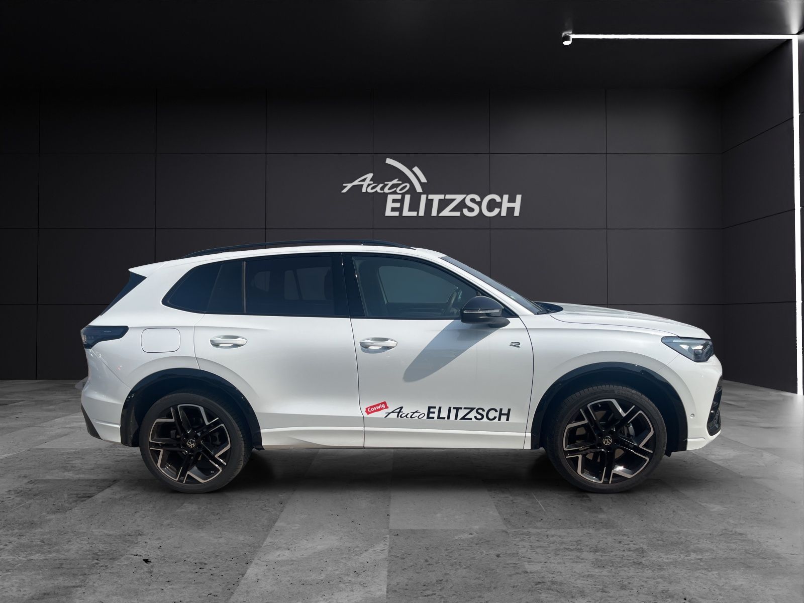 Volkswagen Tiguan TDI R-Line 4M DSG MATRIX AHK PANO 20" NAV