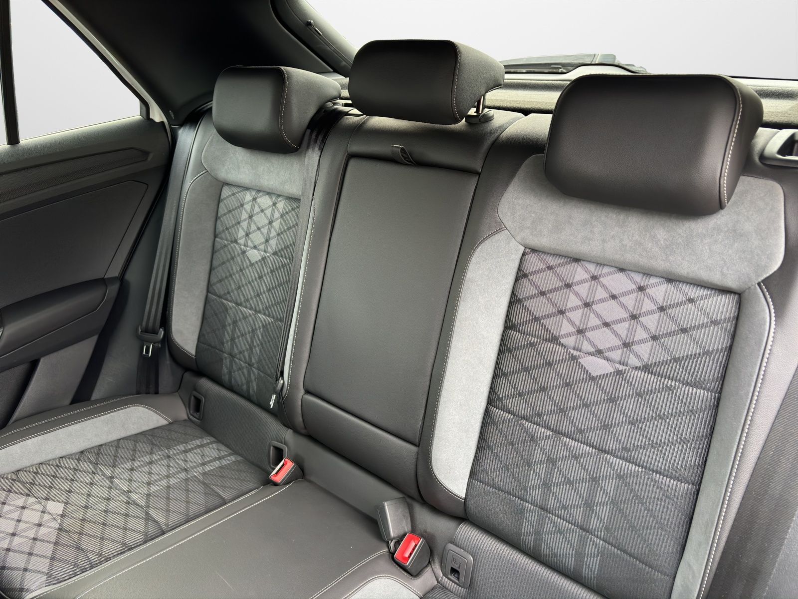 Volkswagen T-Roc 1.5 TSI DSG R-Line - Samsaru's Car Outlet