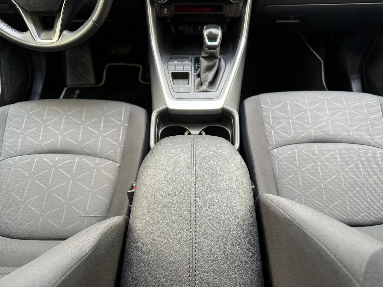 Toyota RAV4 2.5 VVT-i Hybrid 4x2 - Samsaru's Car Outlet