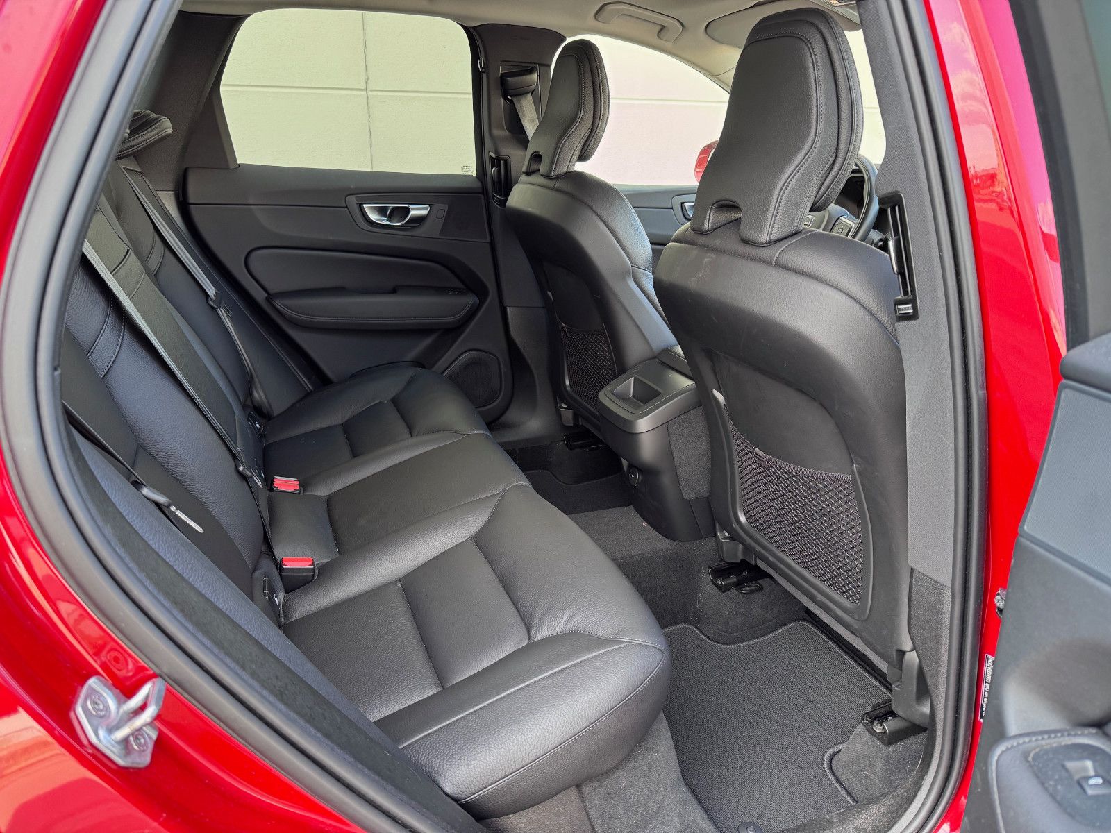 Volvo XC60 B4 Momentum Pro AWD - Samsaru's Car Outlet