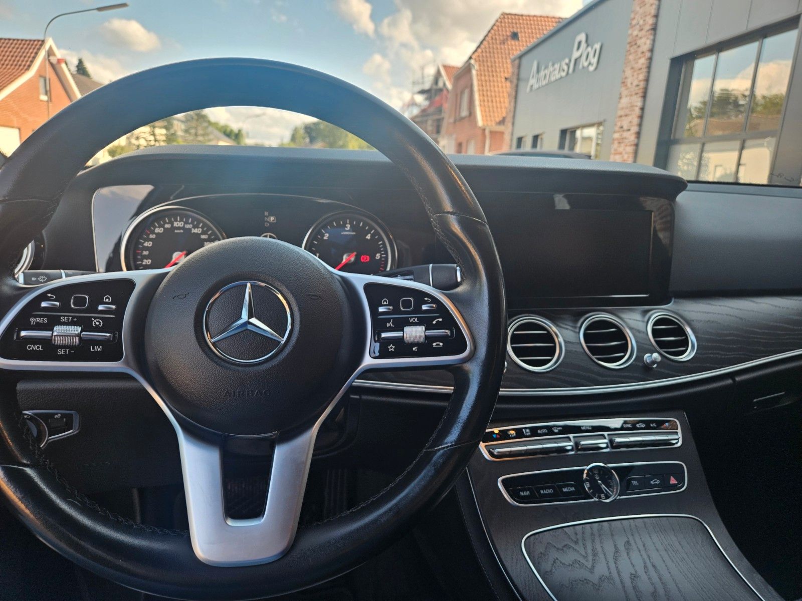 Mercedes-Benz E 220 d - Samsaru's Car Outlet