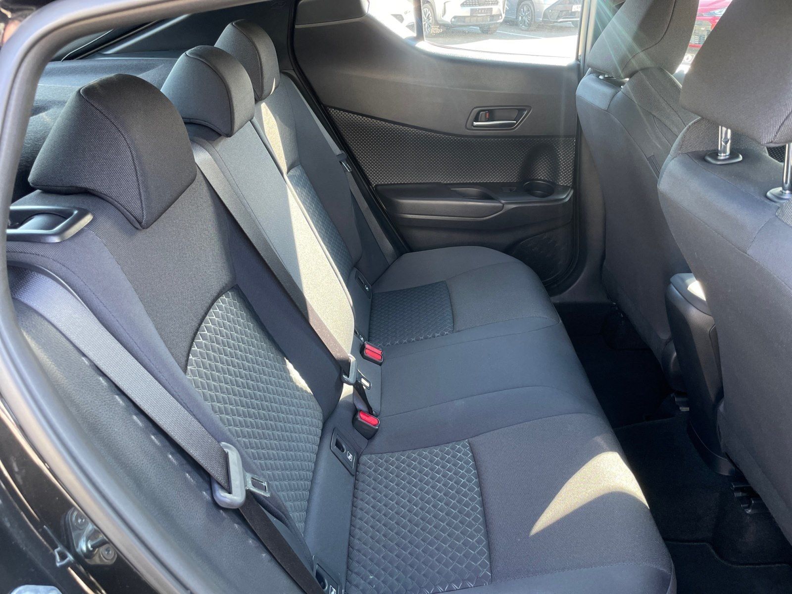 Toyota C-HR 1.8-l-Hybrid 5-Flow - Samsaru's Car Outlet