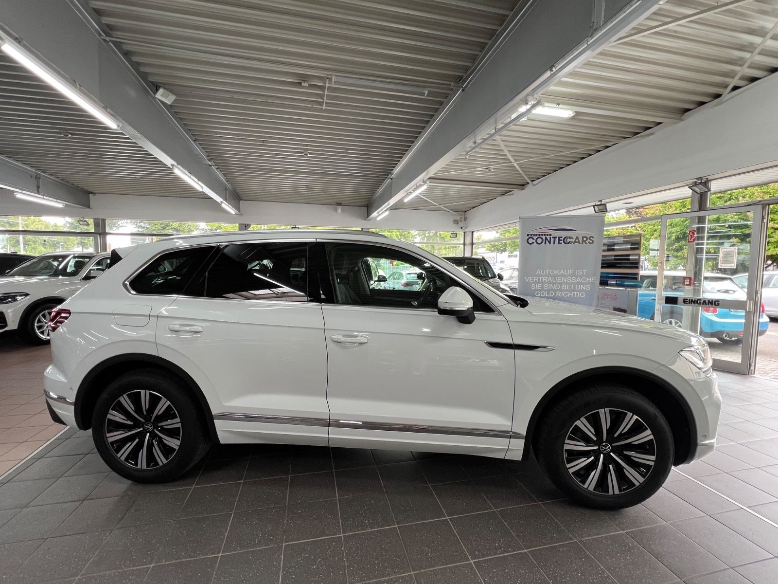 Volkswagen Touareg 3.0 TSI Elegance 4Motion eHybrid - Samsaru's Car Outlet
