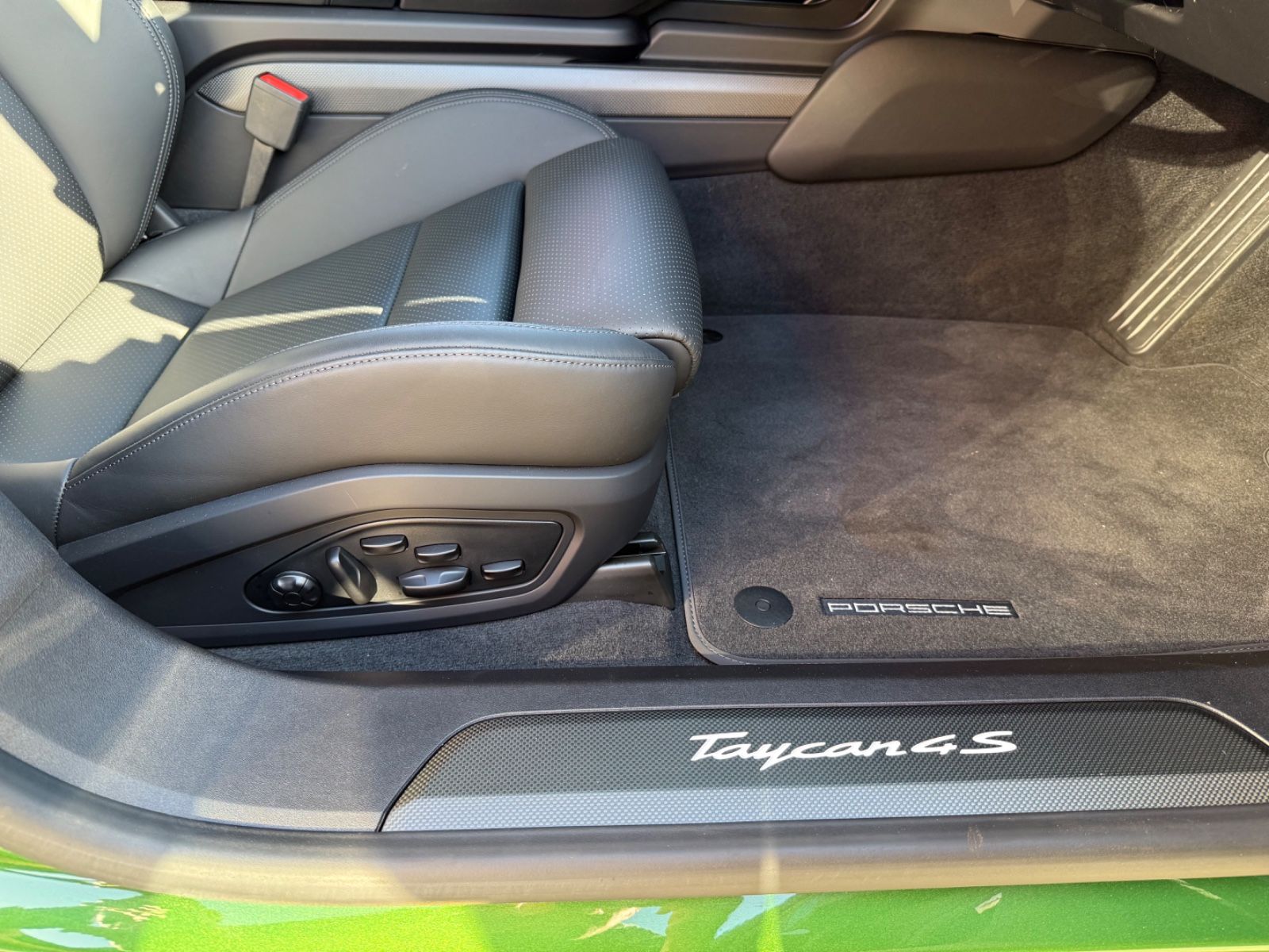 Porsche TAYCAN 4S RHD RECHTSLENKER, PANO, BOSE