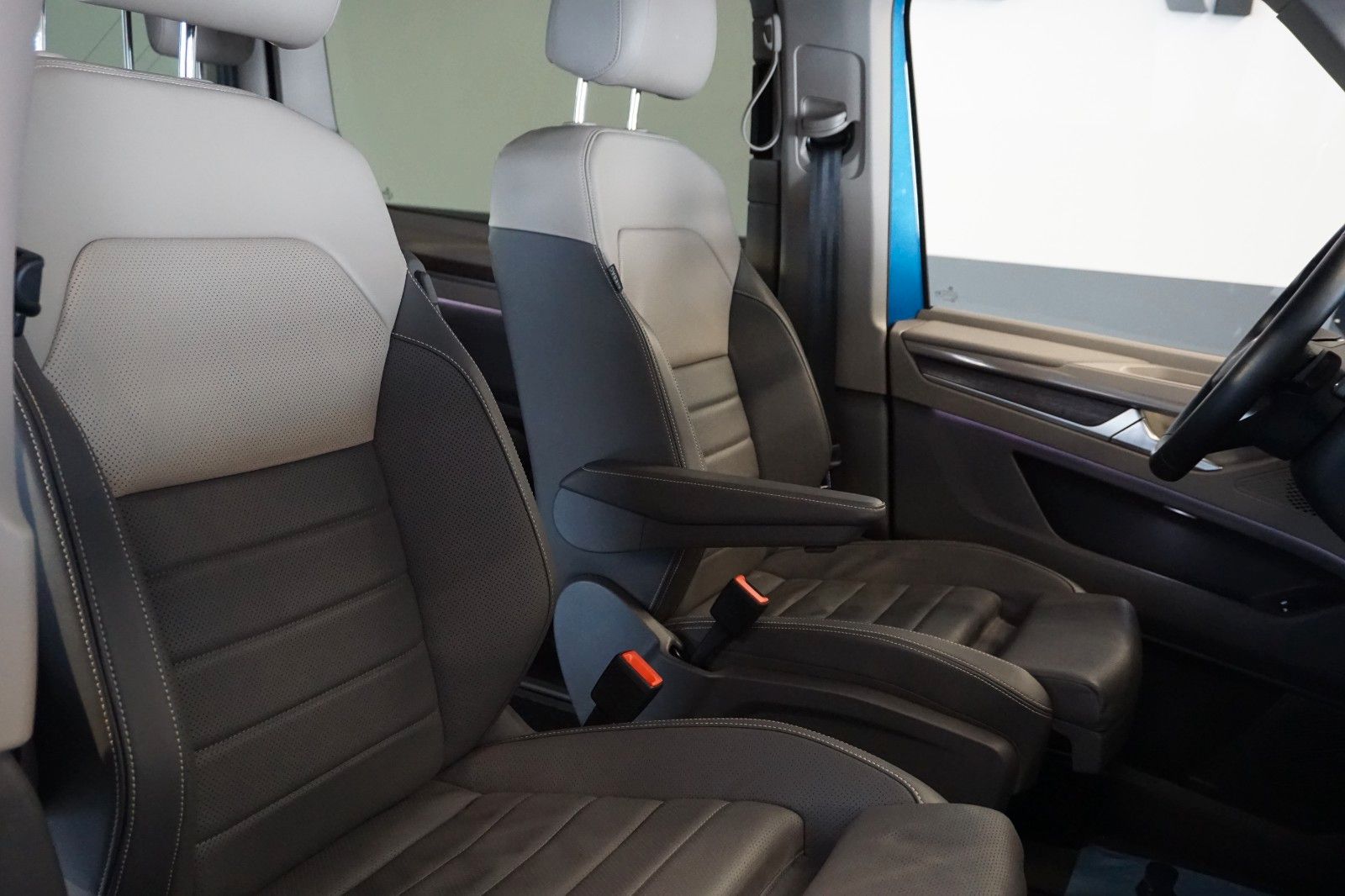 Volkswagen T7 Transporter Multivan eHybrid - Samsaru's Car Outlet