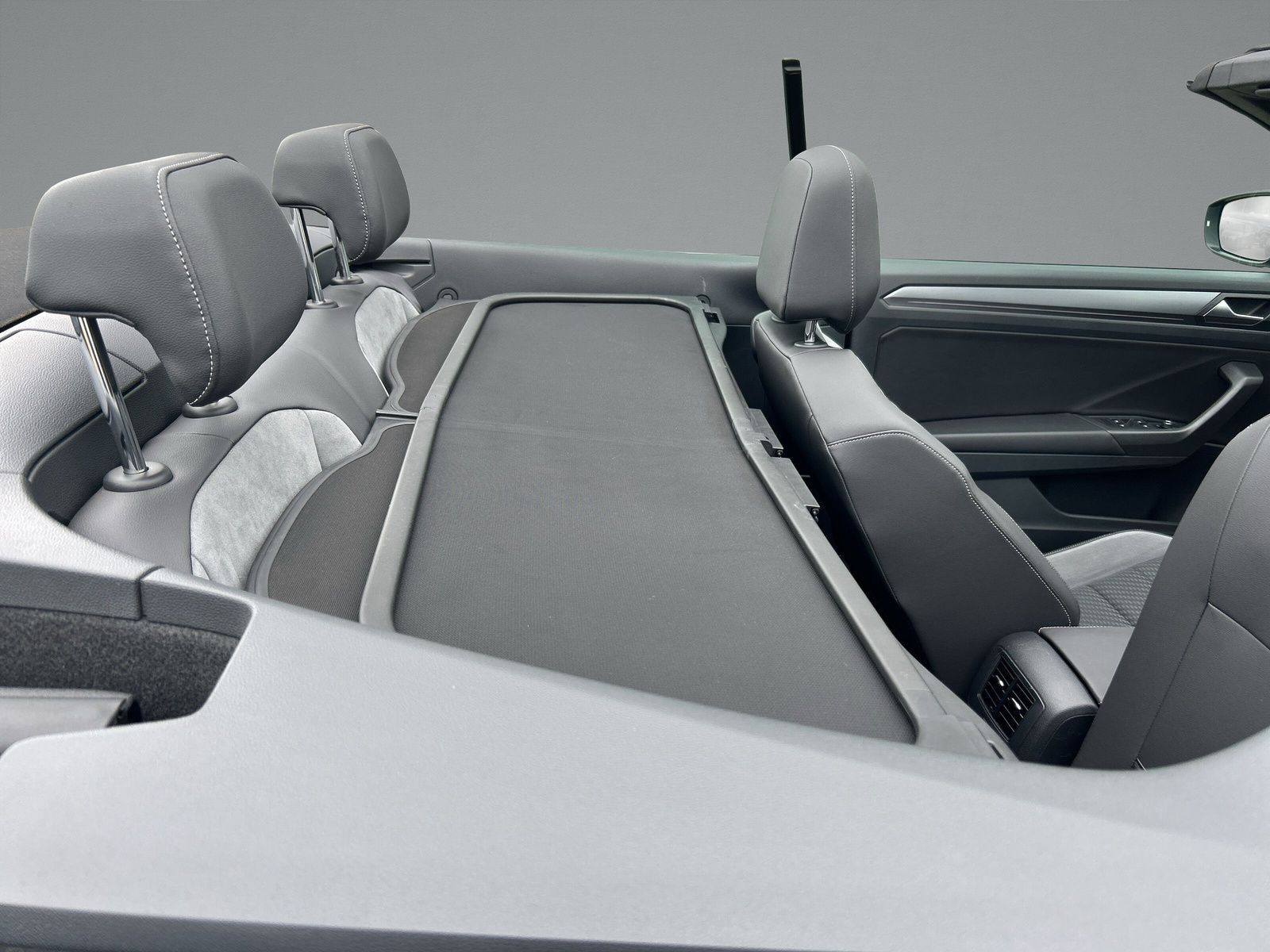 Volkswagen T-Roc R-LINE - Samsaru's Car Outlet
