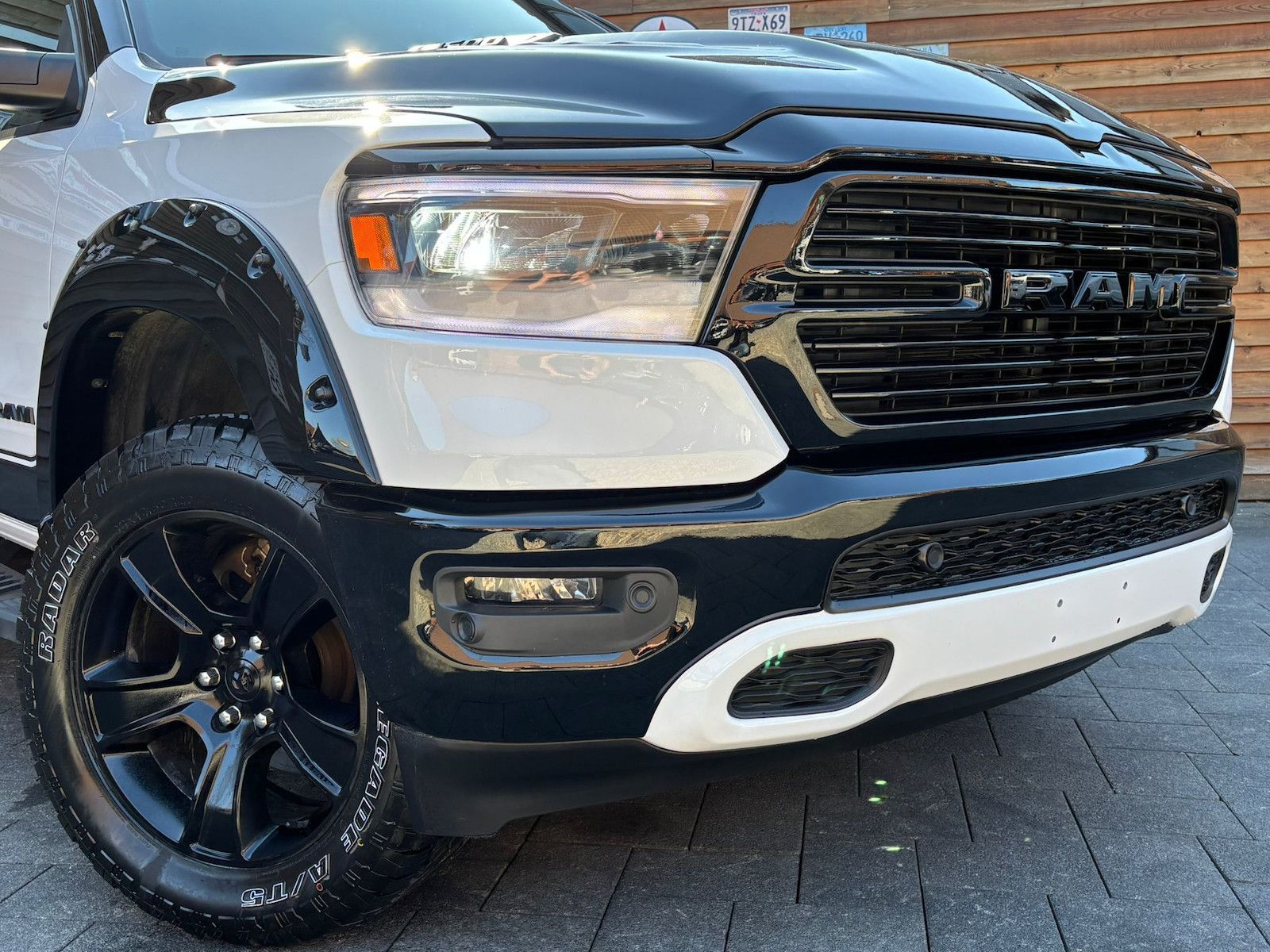 Dodge RAM 1500 Laramie 5.7L 12Zoll Display 4x4 AHK
