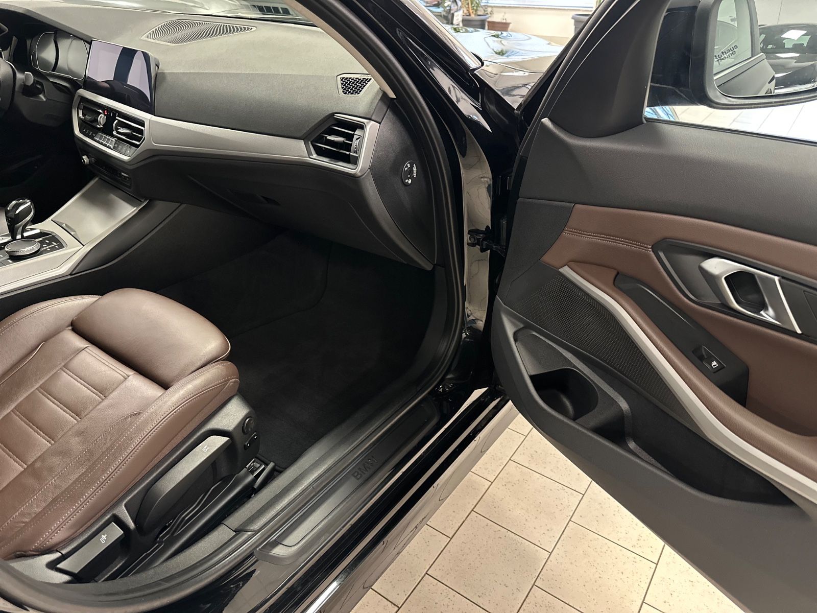 BMW 320d LivCP+ - Samsaru's Car Outlet