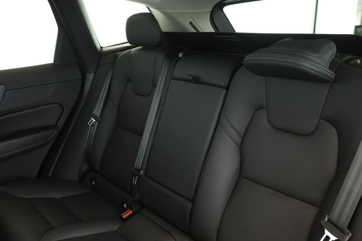 Volvo XC60 B4 AWD Plus Dark LED Pano ACC Kam 21" AHK