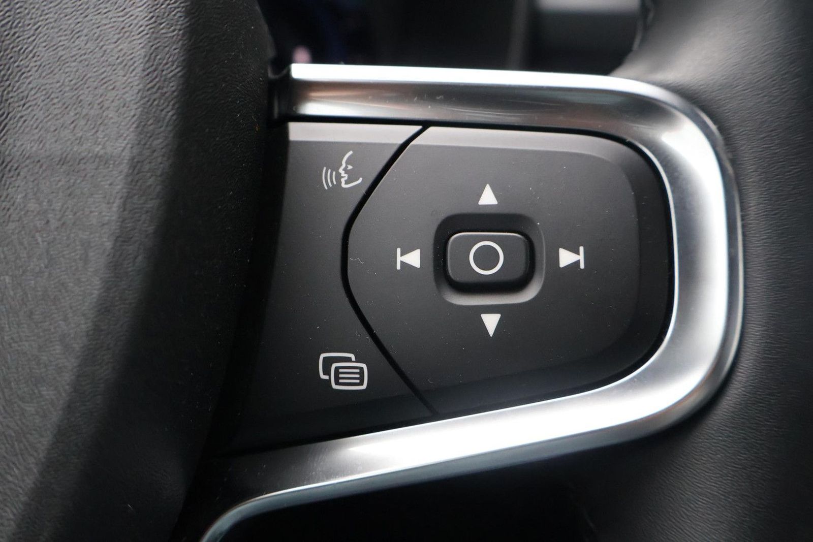 Volvo XC40 2.0 B4 Plus Dark | AHK| ACC |2WD| Beheizbar