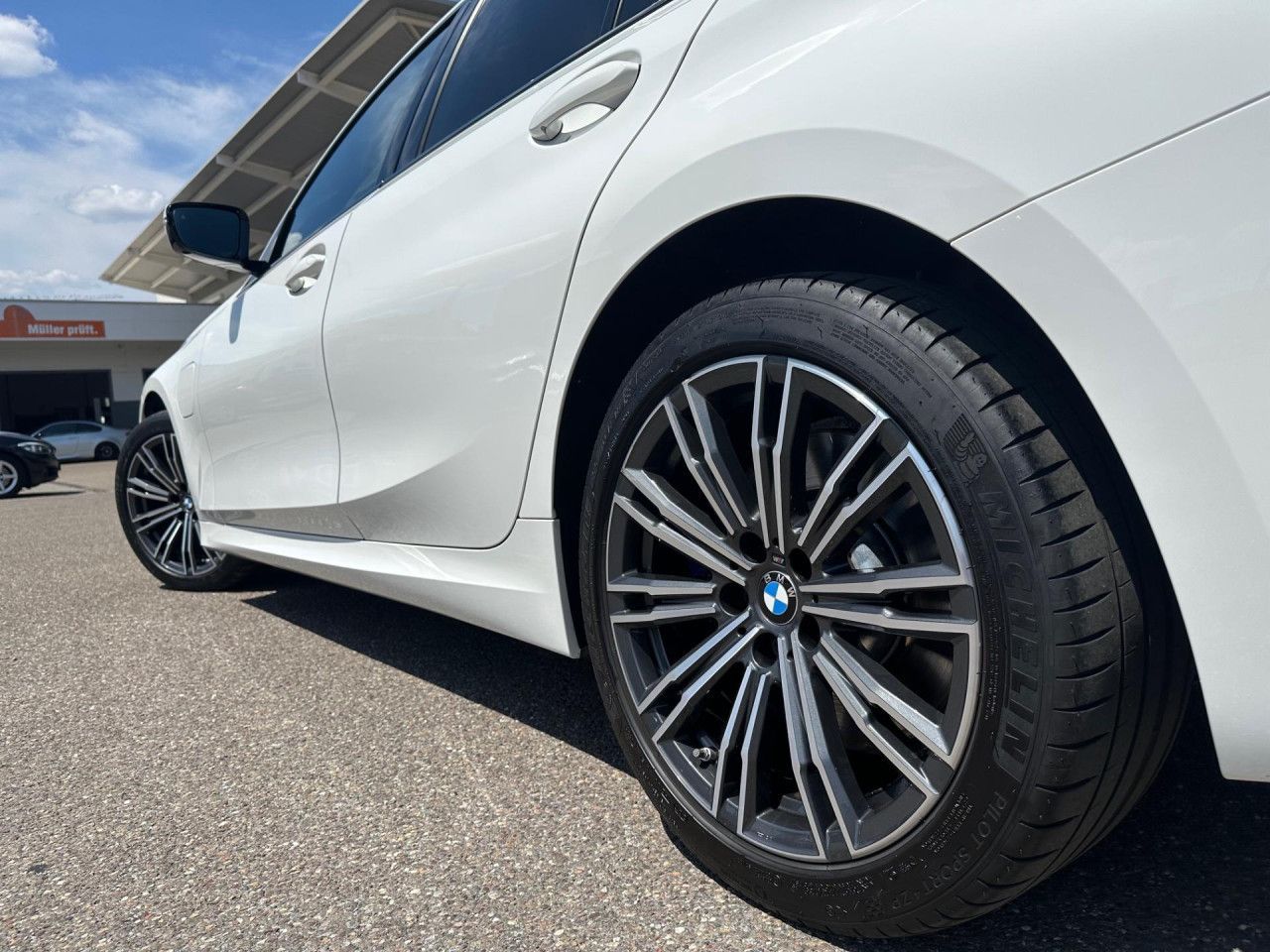 BMW 330e M Sport - Samsaru's Car Outlet