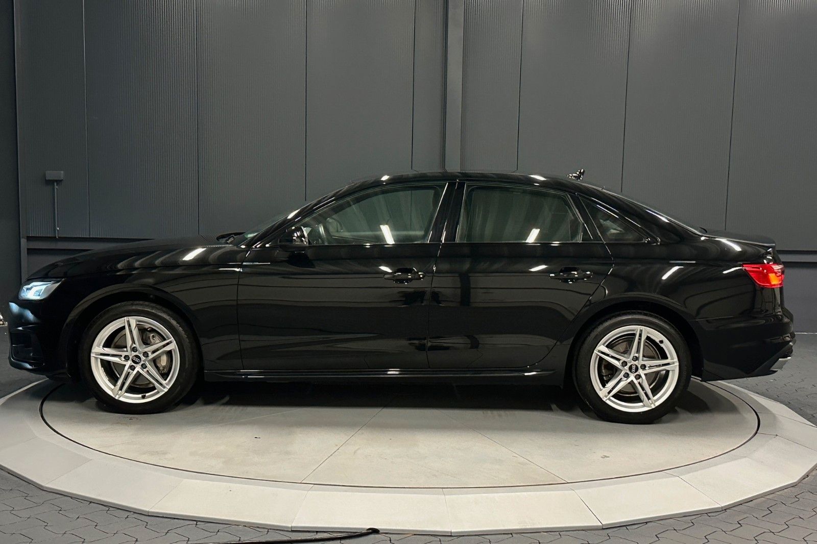 Audi A4 Lim. 40 TDI advanced - Samsaru's Car Outlet