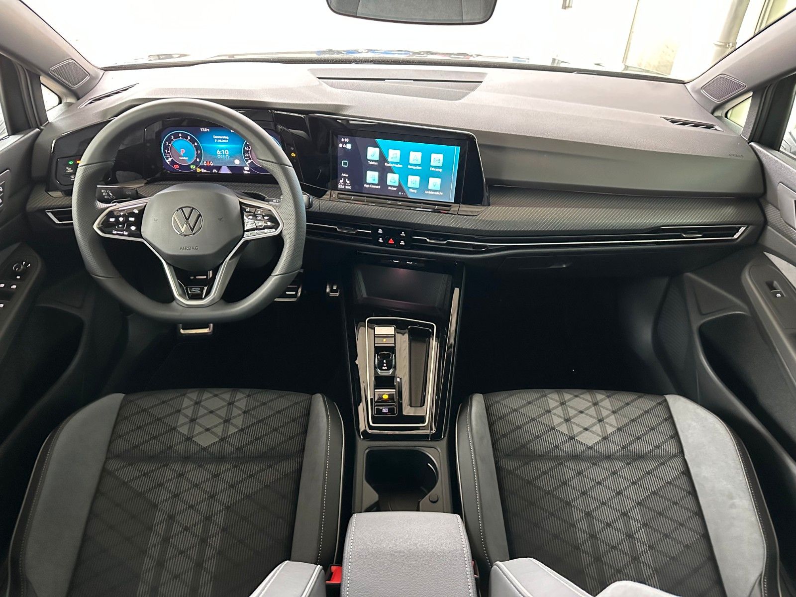 Volkswagen Golf VIII 1.5 eTSI OPF DSG R-Line - Samsaru's Car Outlet