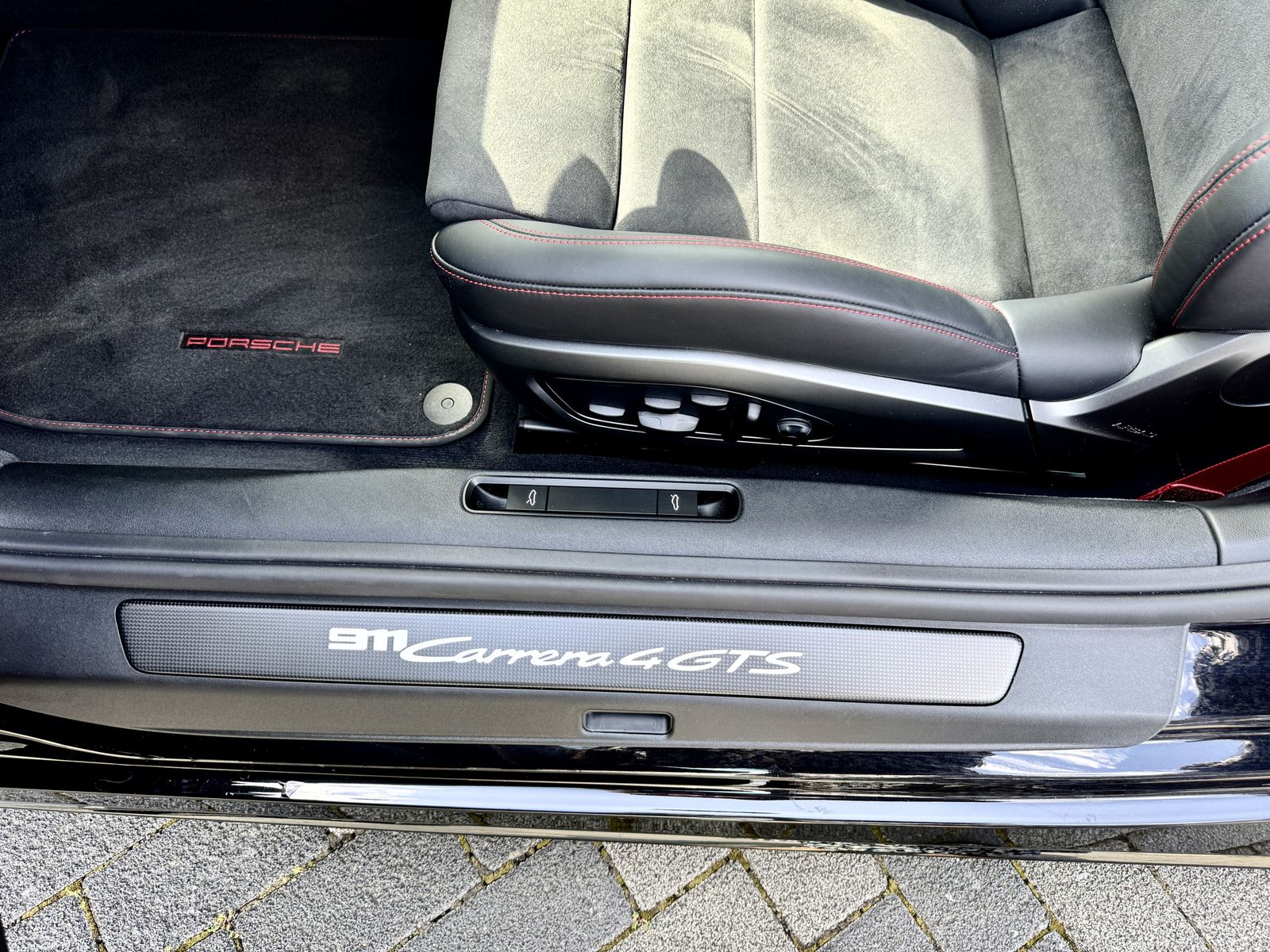 Porsche 992 CARRERA 4 GTS-CARBON-BOSE-LIFTS-1HD-360°-20´
