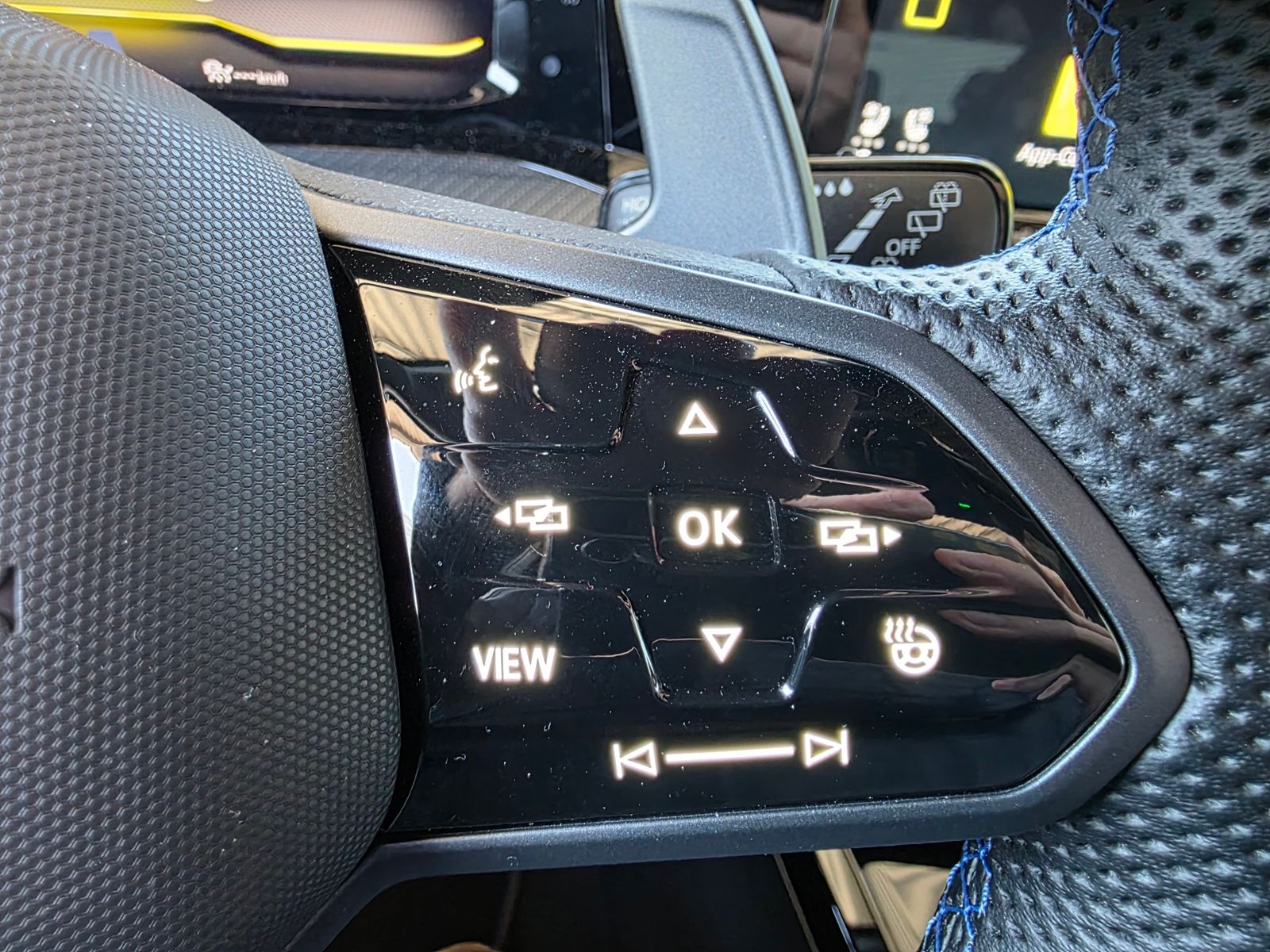 Volkswagen Golf VIII R 2.0 TSI DSG - Samsaru's Car Outlet